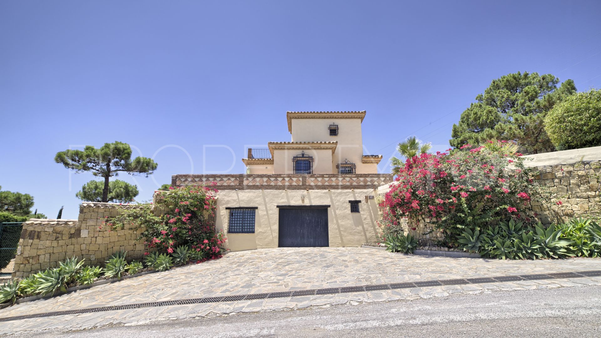 For sale villa in Los Reales - Sierra Estepona with 4 bedrooms