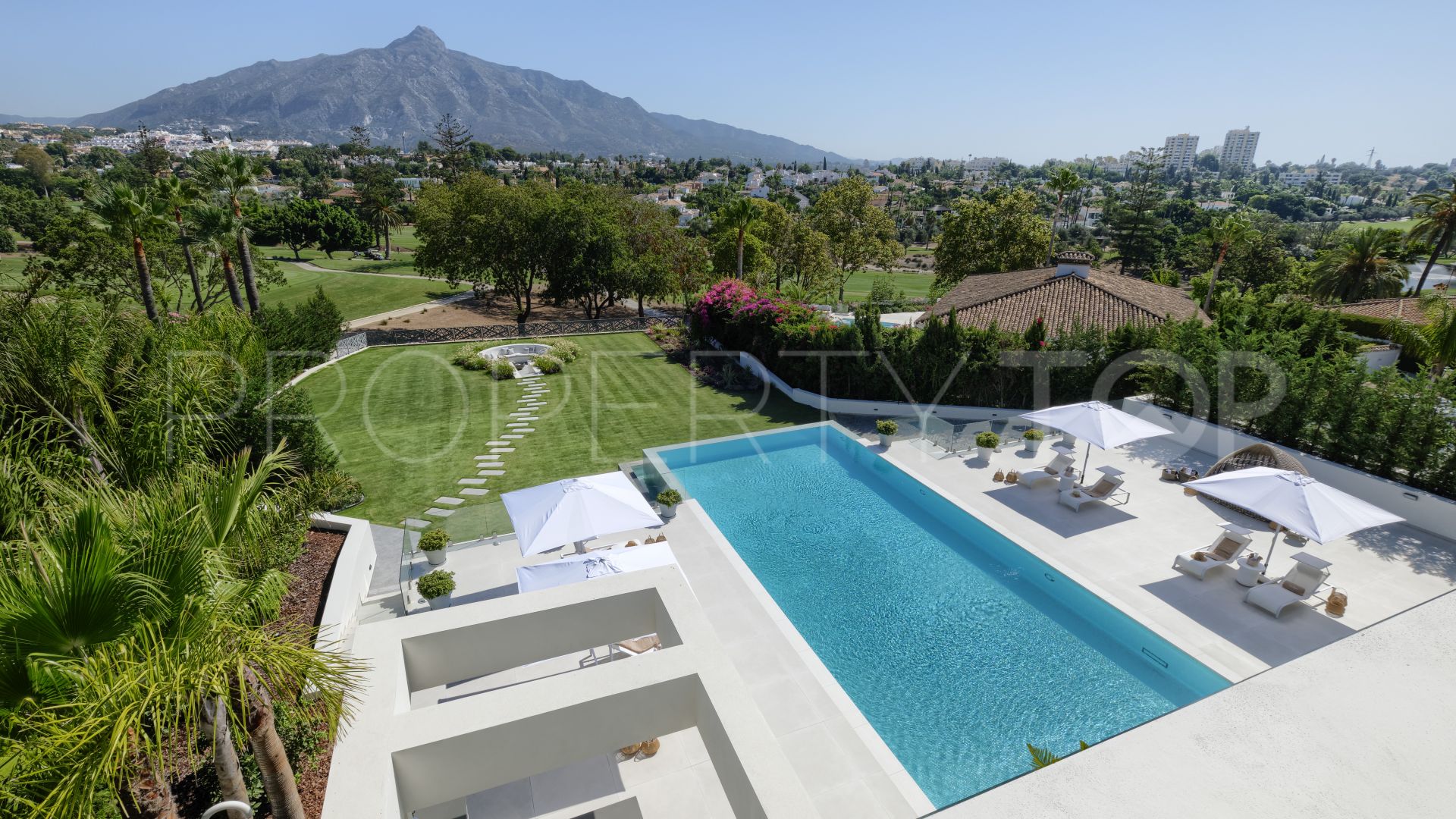 Villa en venta en Country Club Las Brisas con 9 dormitorios