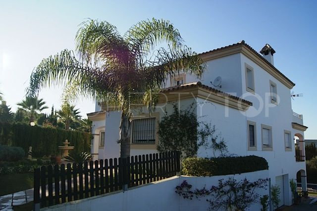 Buy villa with 4 bedrooms in Sotogrande Alto