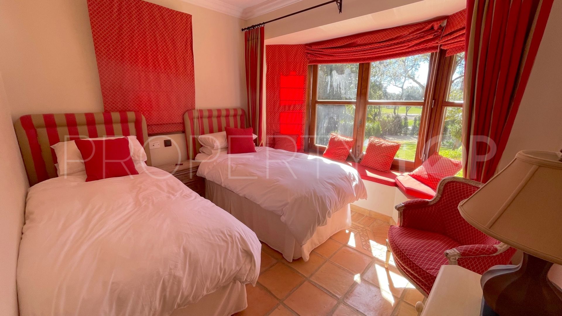 Se vende villa de 5 dormitorios en San Roque Club