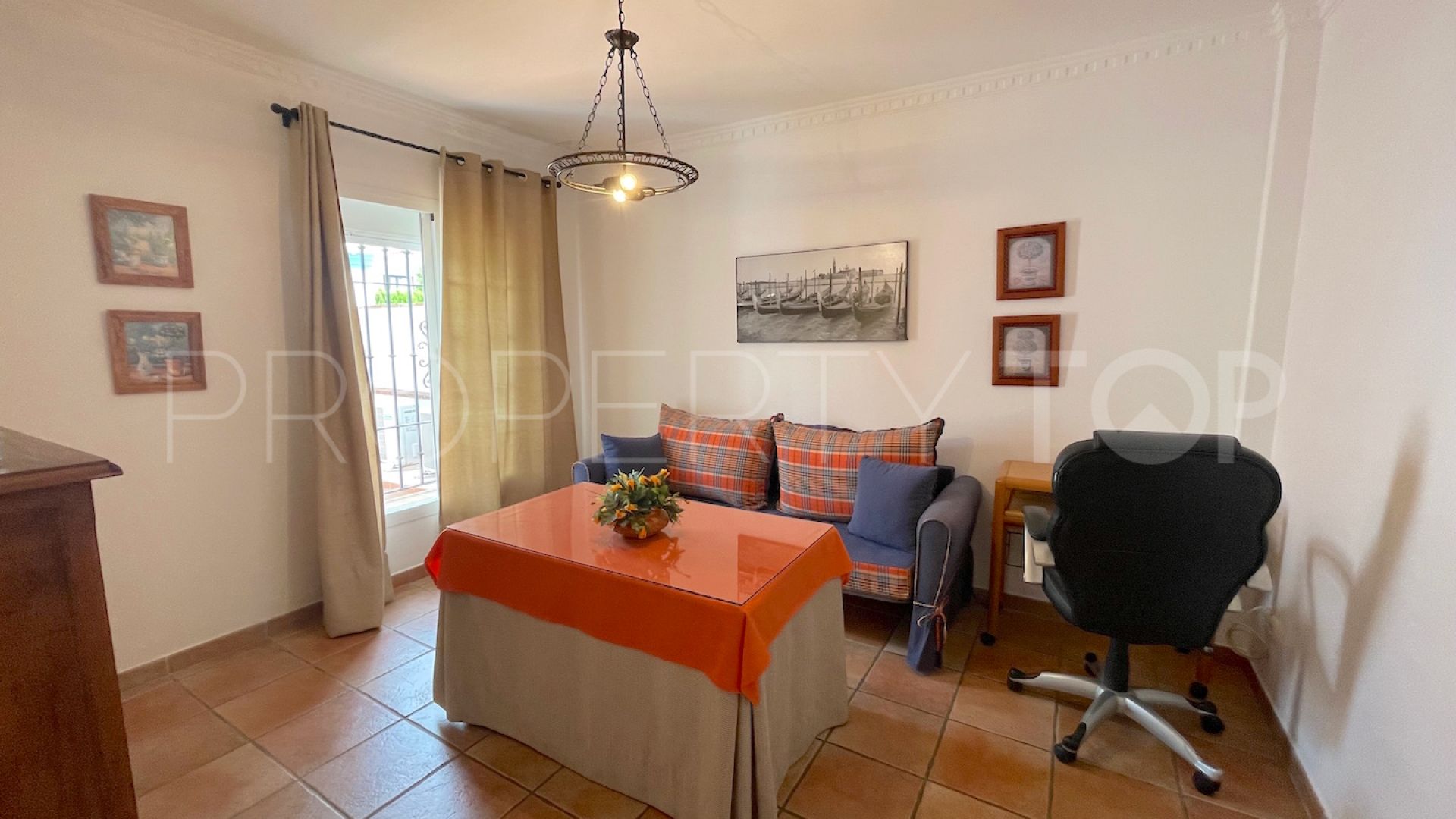 Buy villa with 4 bedrooms in Pueblo Nuevo de Guadiaro