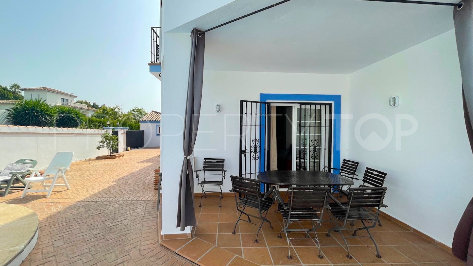Buy villa with 4 bedrooms in Pueblo Nuevo de Guadiaro