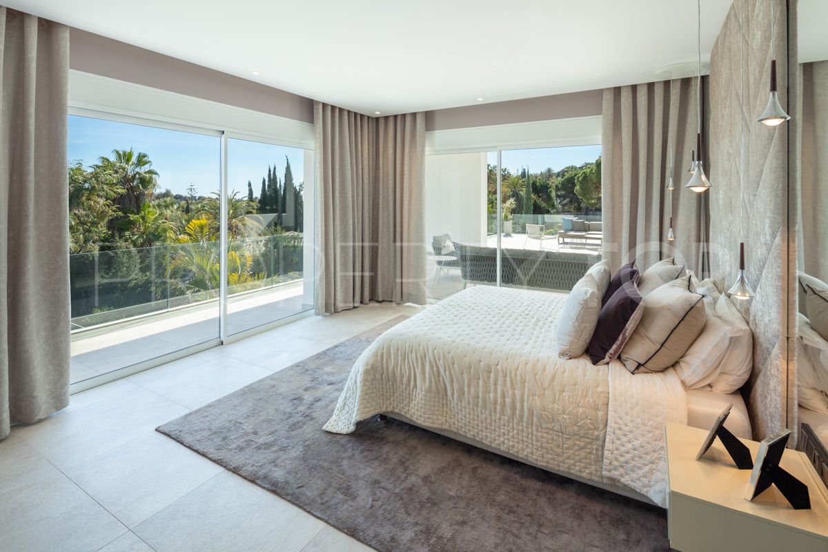 Buy 5 bedrooms villa in Nueva Andalucia