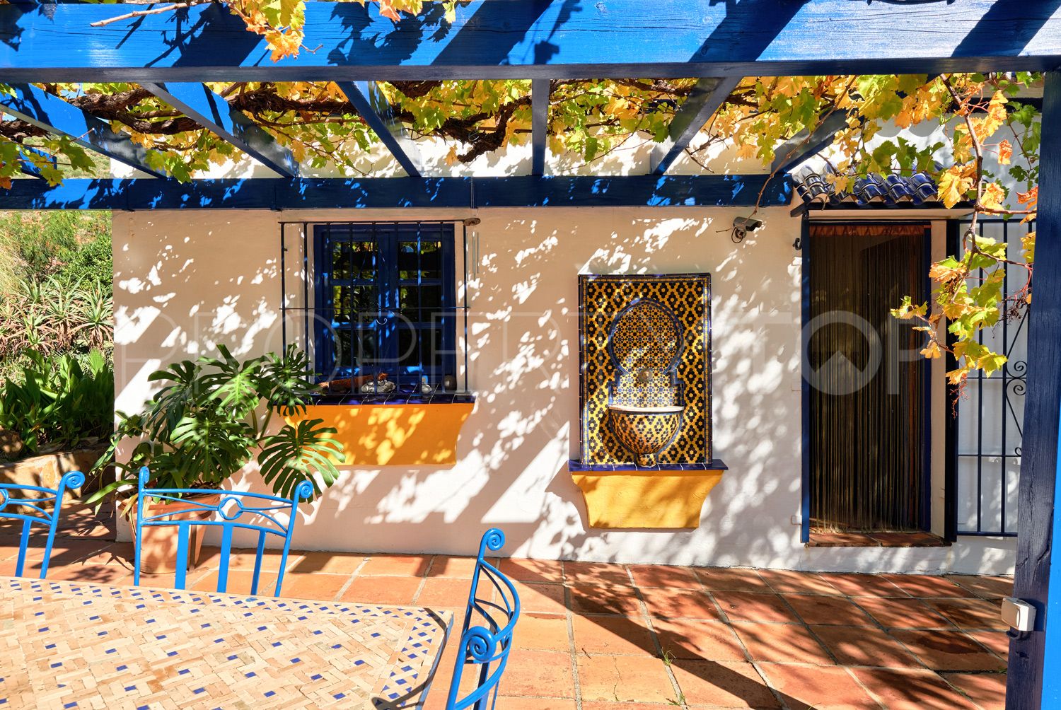 Finca de 2 dormitorios a la venta en Los Reales - Sierra Estepona