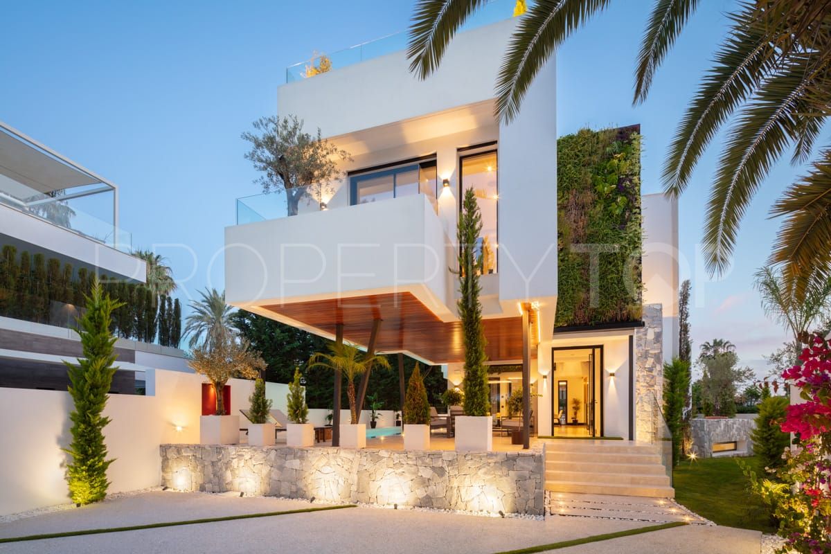 Villa for sale in Marbella Golden Mile with 5 bedrooms
