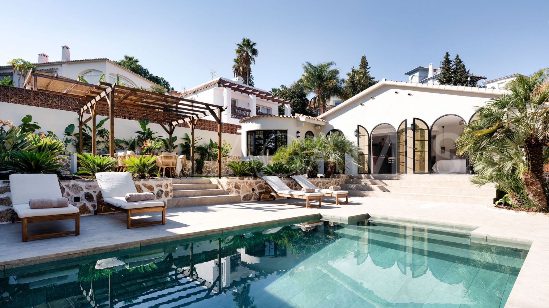 Buy villa in La Campana with 4 bedrooms