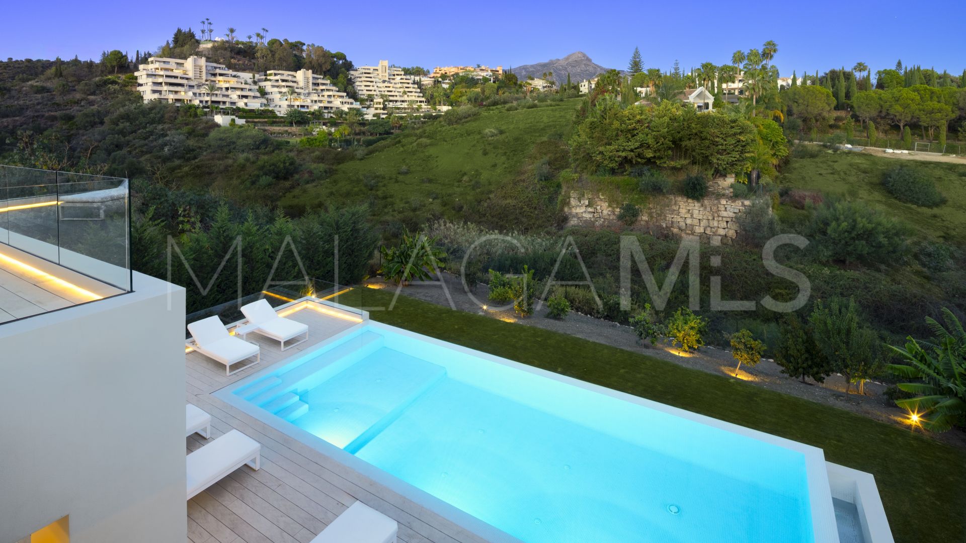 Villa a la venta with 5 bedrooms in Nueva Andalucia