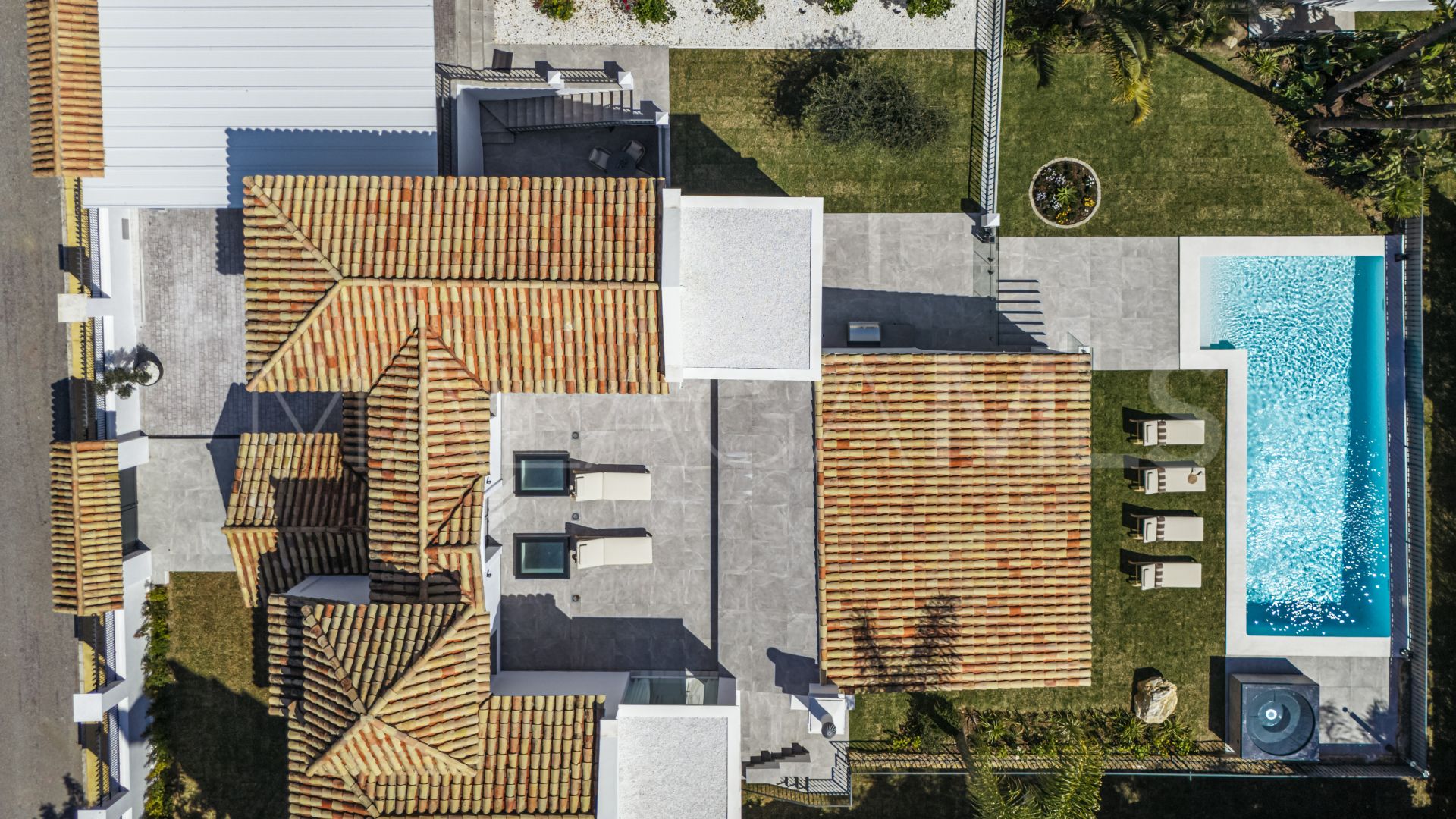 Buy villa in Altos Reales