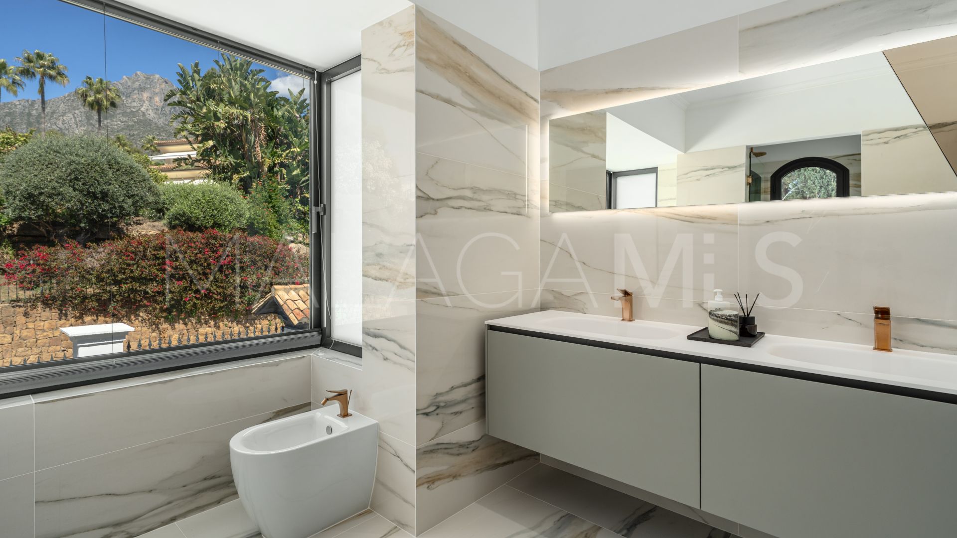 Buy villa in Altos Reales