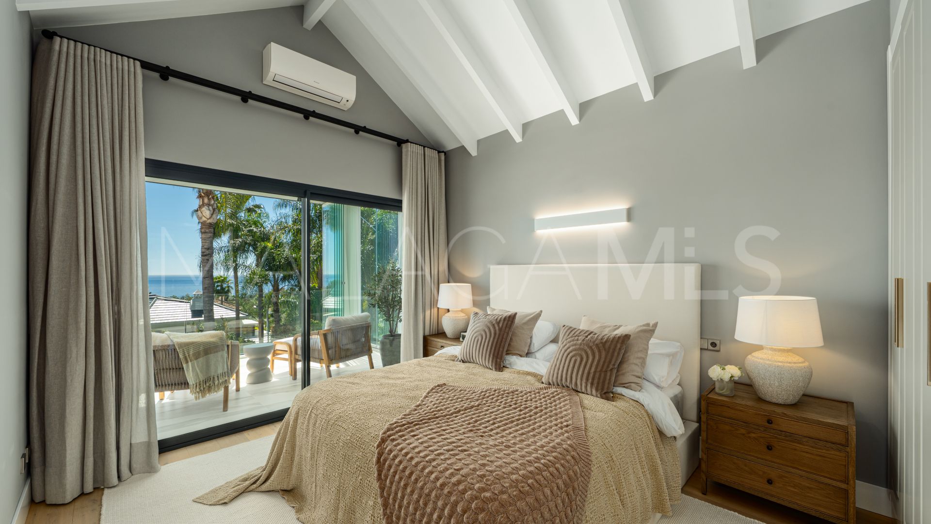 Buy villa in Altos Reales