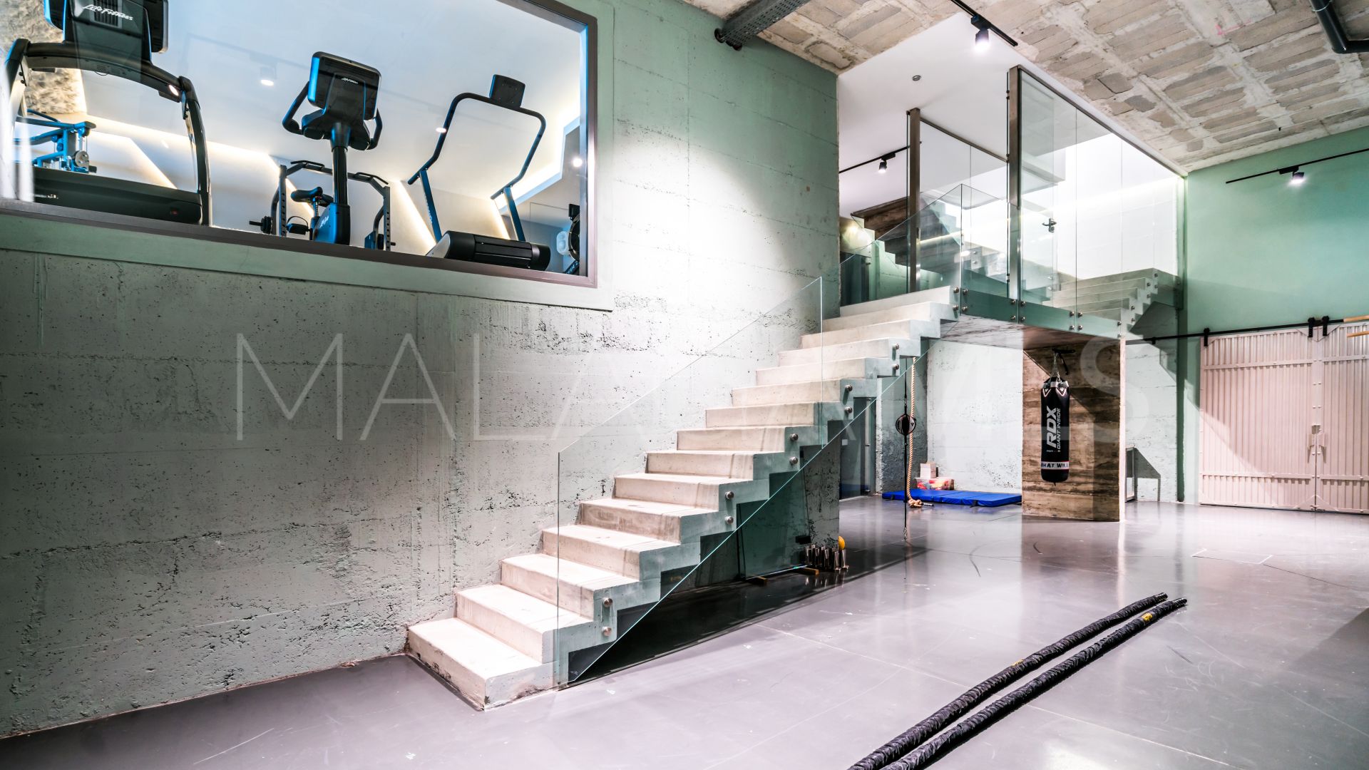 Villa for sale de 9 bedrooms in Nueva Andalucia