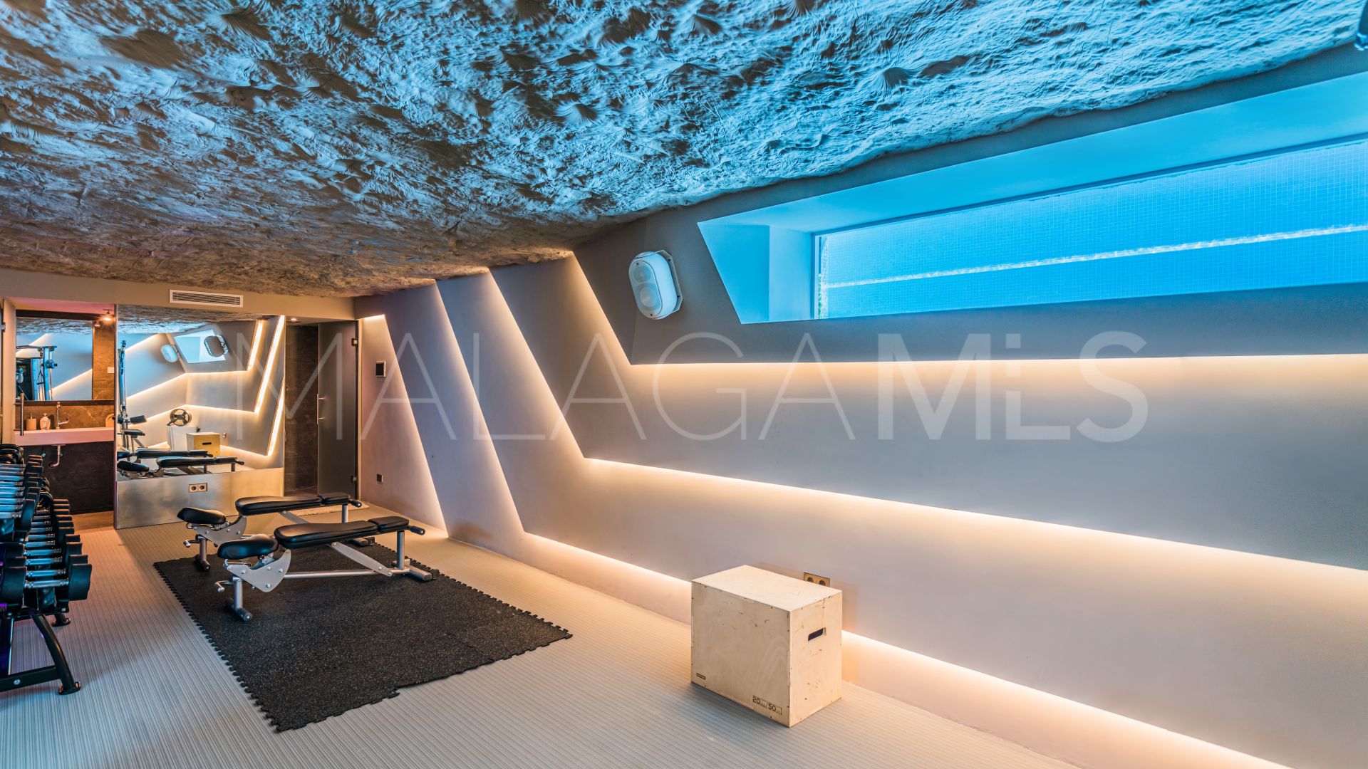 Villa for sale de 9 bedrooms in Nueva Andalucia
