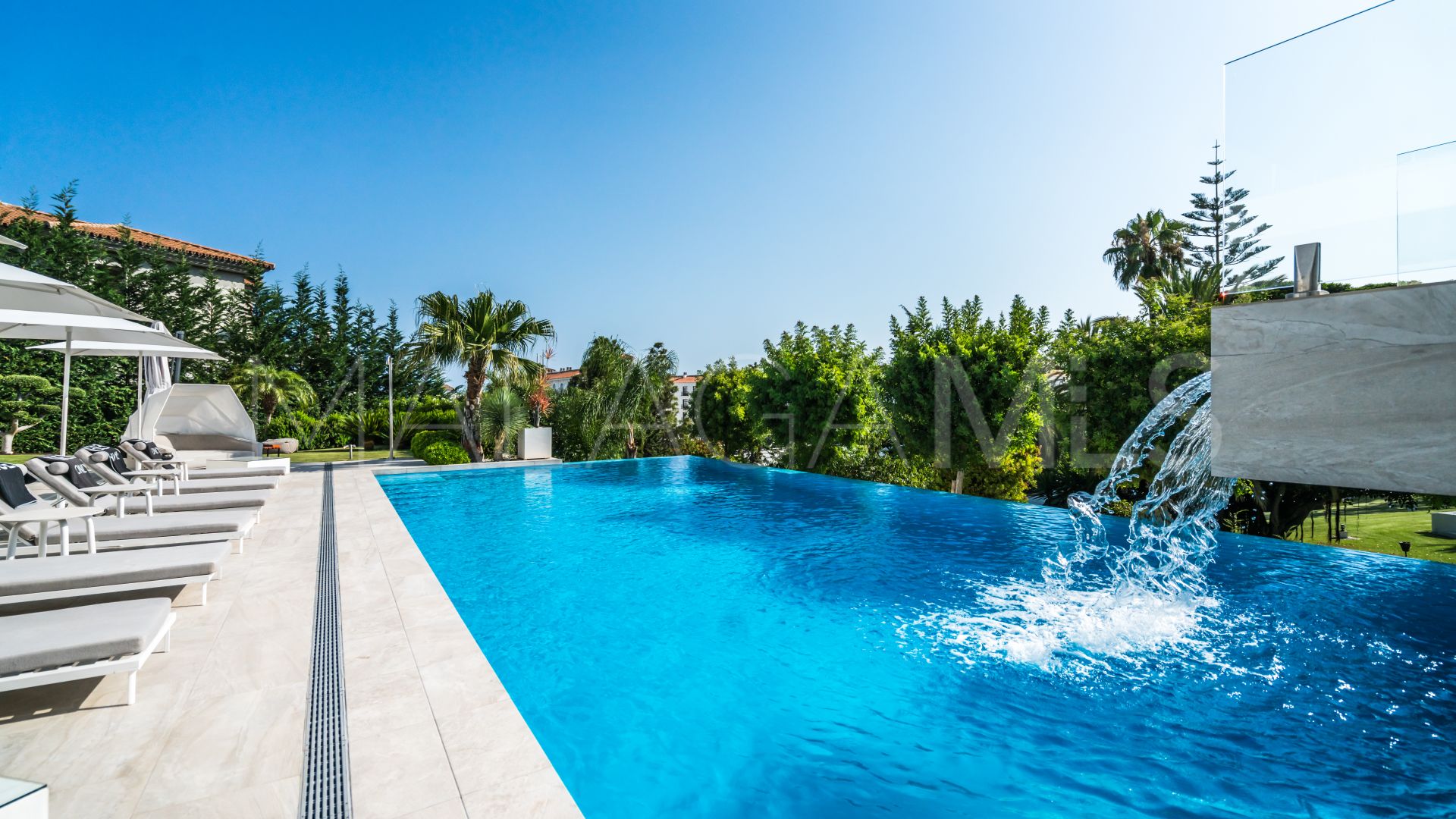 Villa for sale de 9 bedrooms in Nueva Andalucia