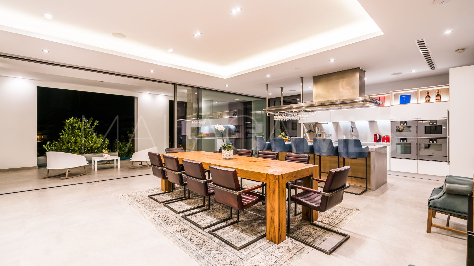 Villa for sale de 9 bedrooms in Nueva Andalucia