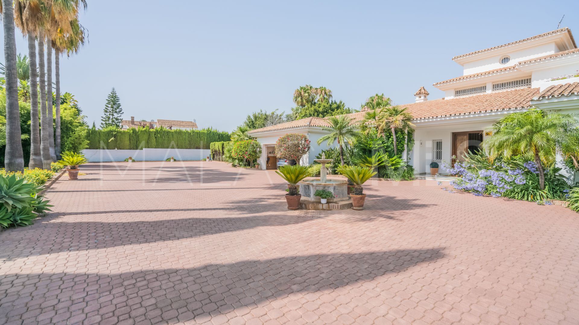 Villa for sale in Guadalmina Baja