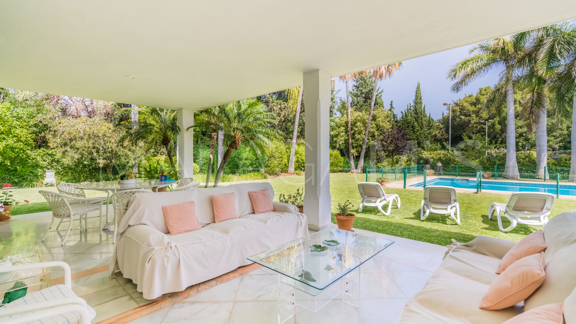 Villa for sale in Guadalmina Baja