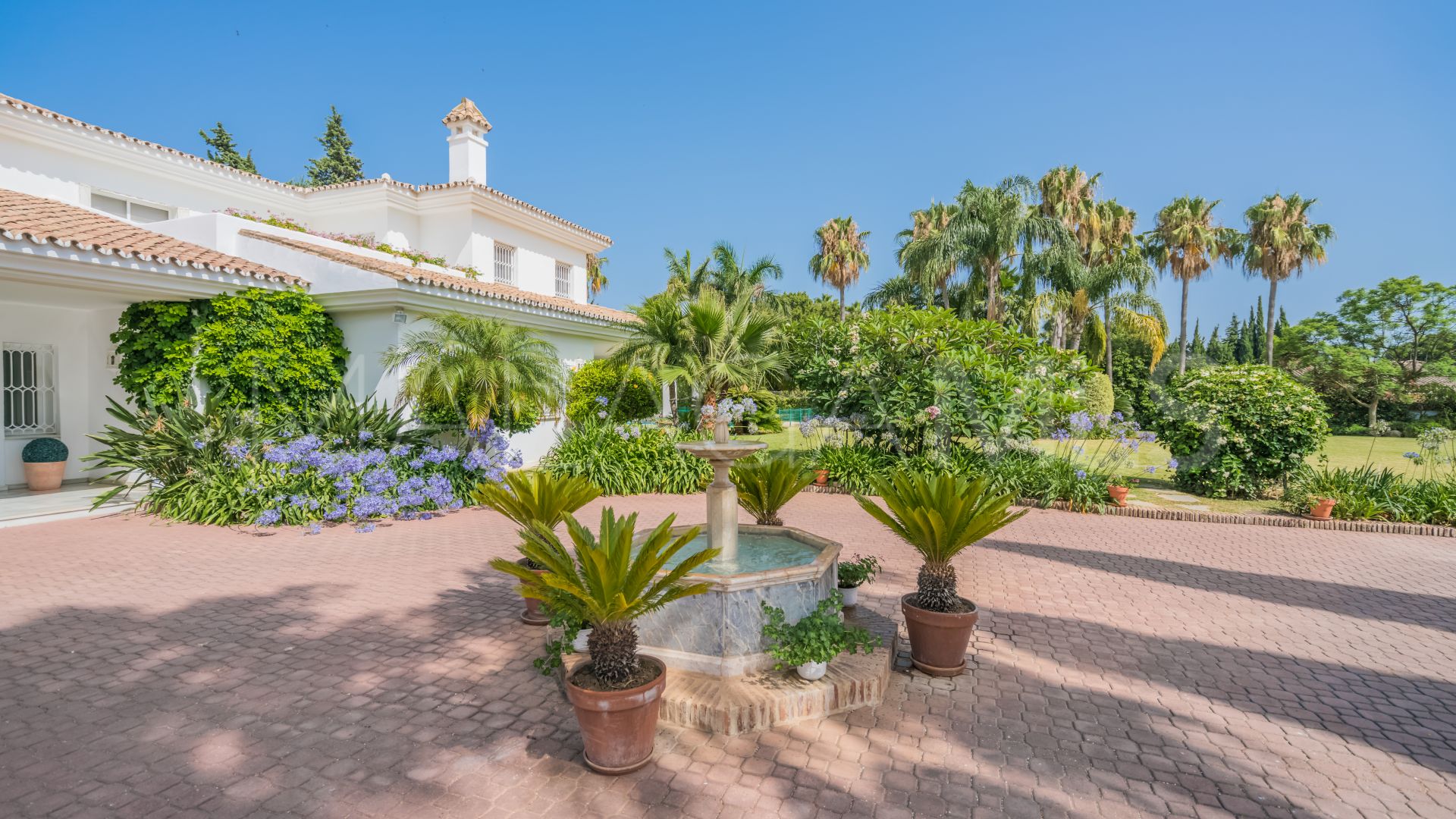 Villa for sale in Guadalmina Baja