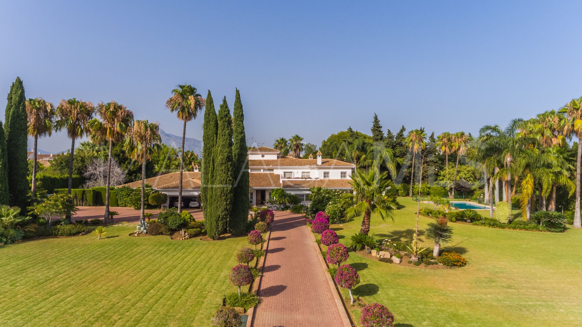 Villa for sale in Guadalmina Baja