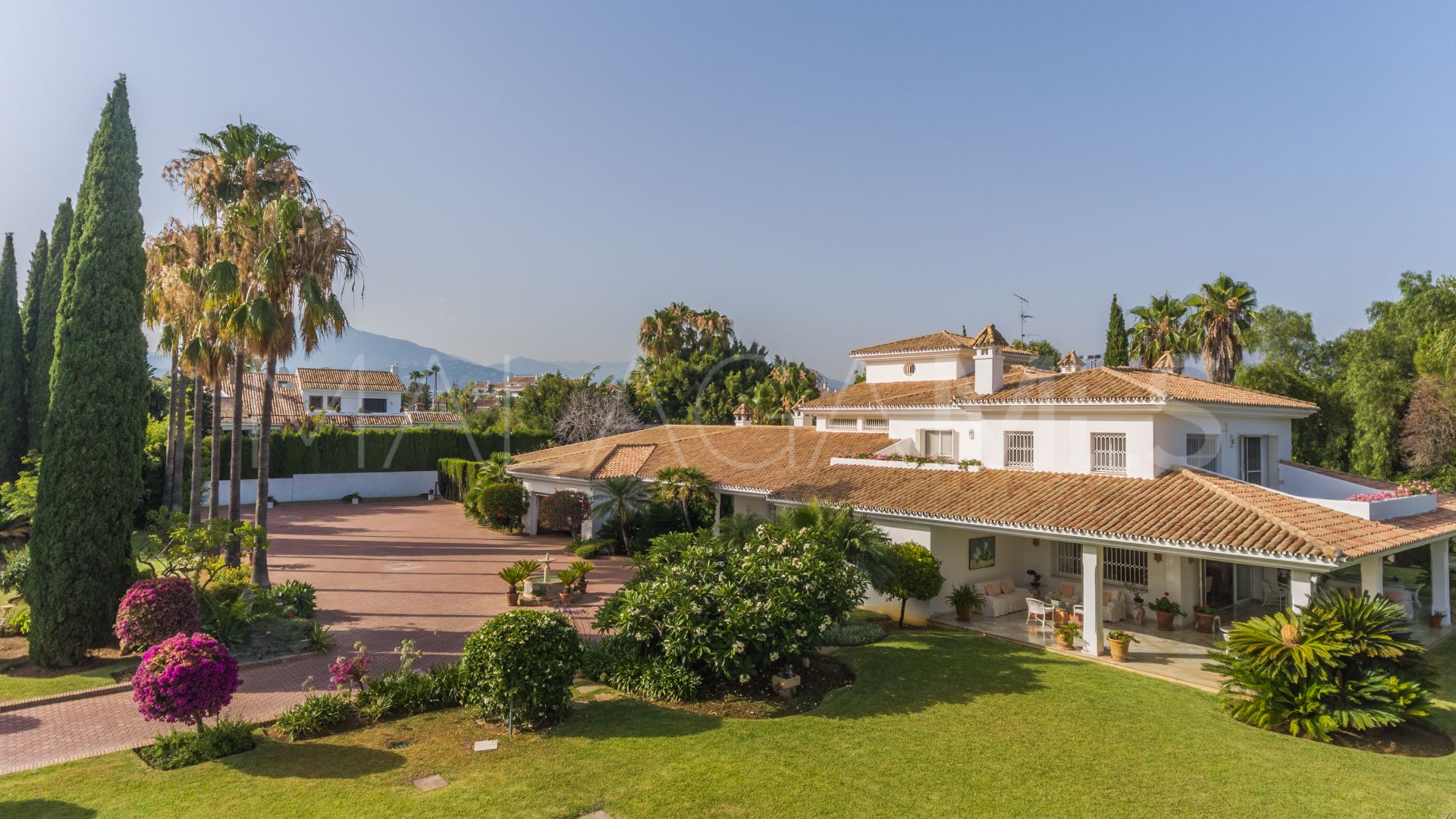 Villa for sale in Guadalmina Baja