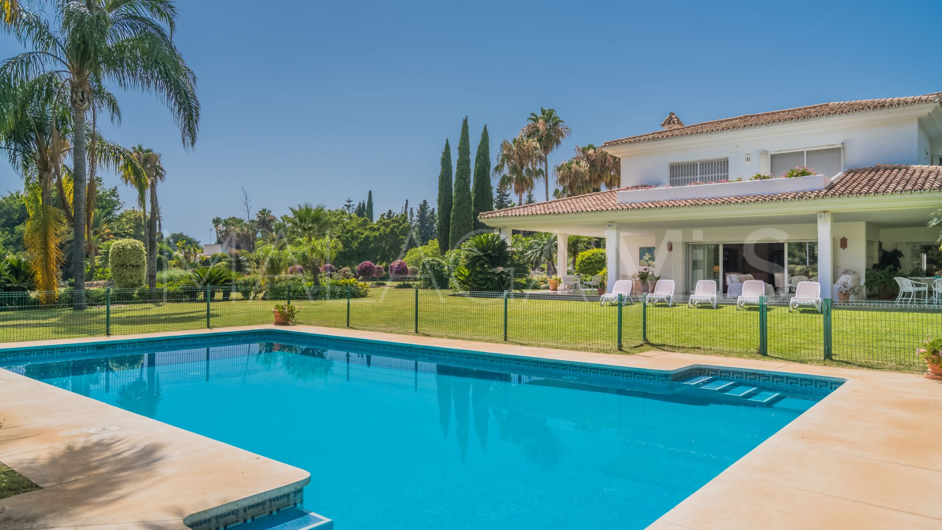 Villa for sale in Guadalmina Baja