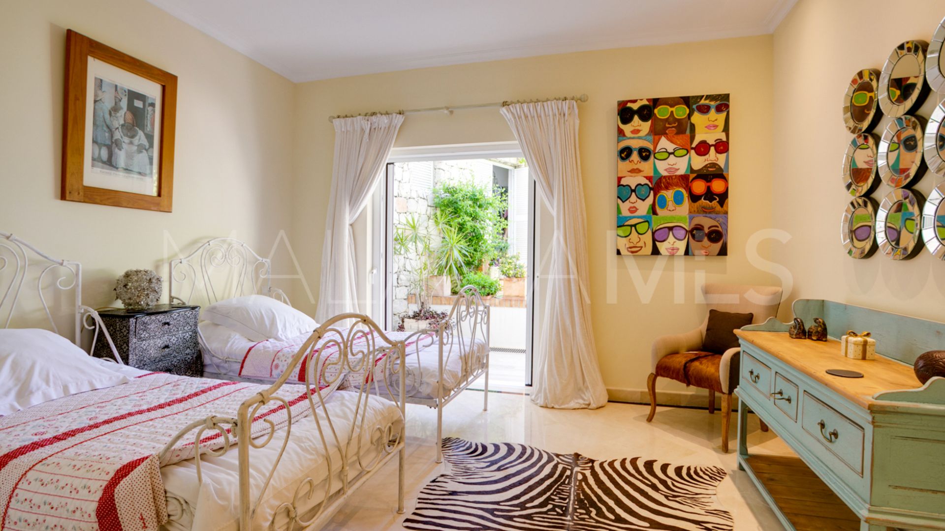 Buy villa de 5 bedrooms in Los Almendros