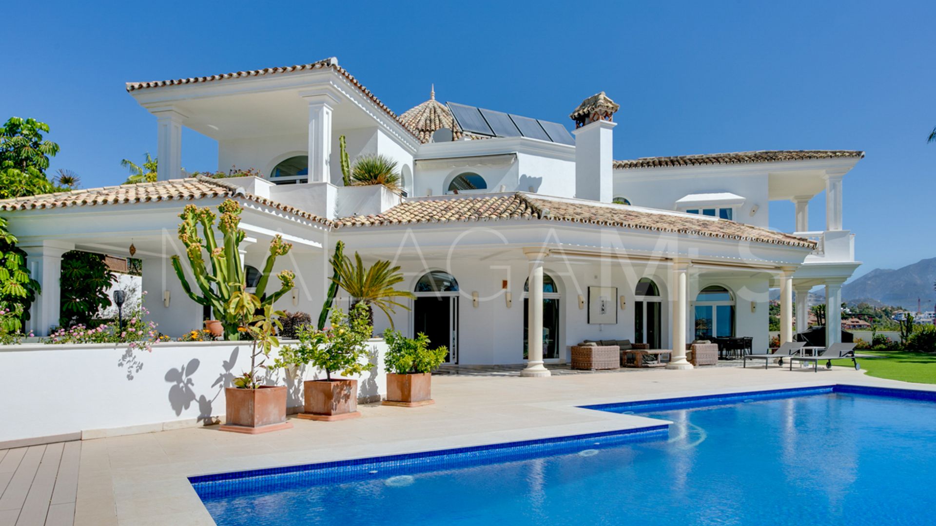 For sale villa with 5 bedrooms in Los Almendros