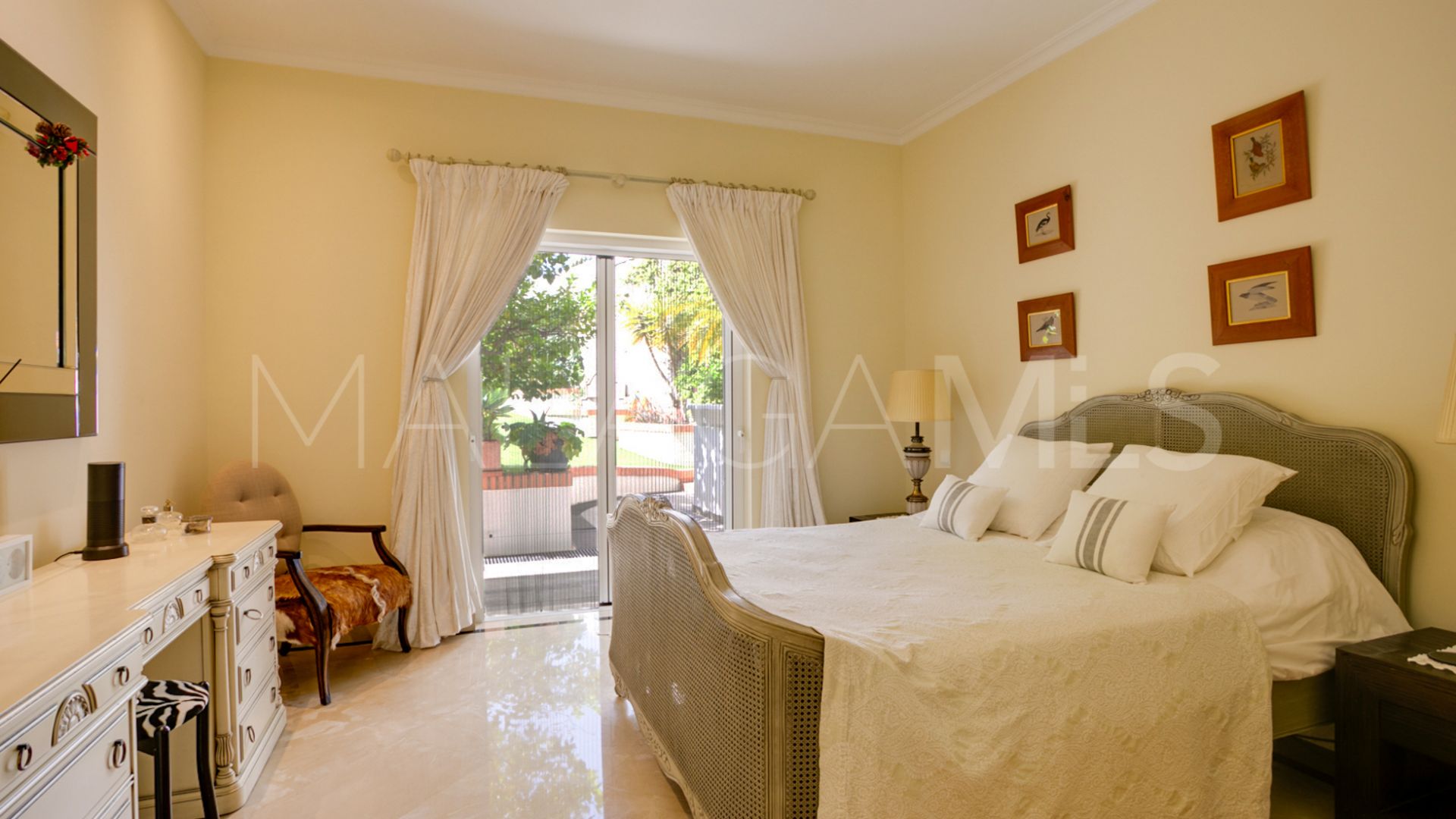 Buy villa de 5 bedrooms in Los Almendros