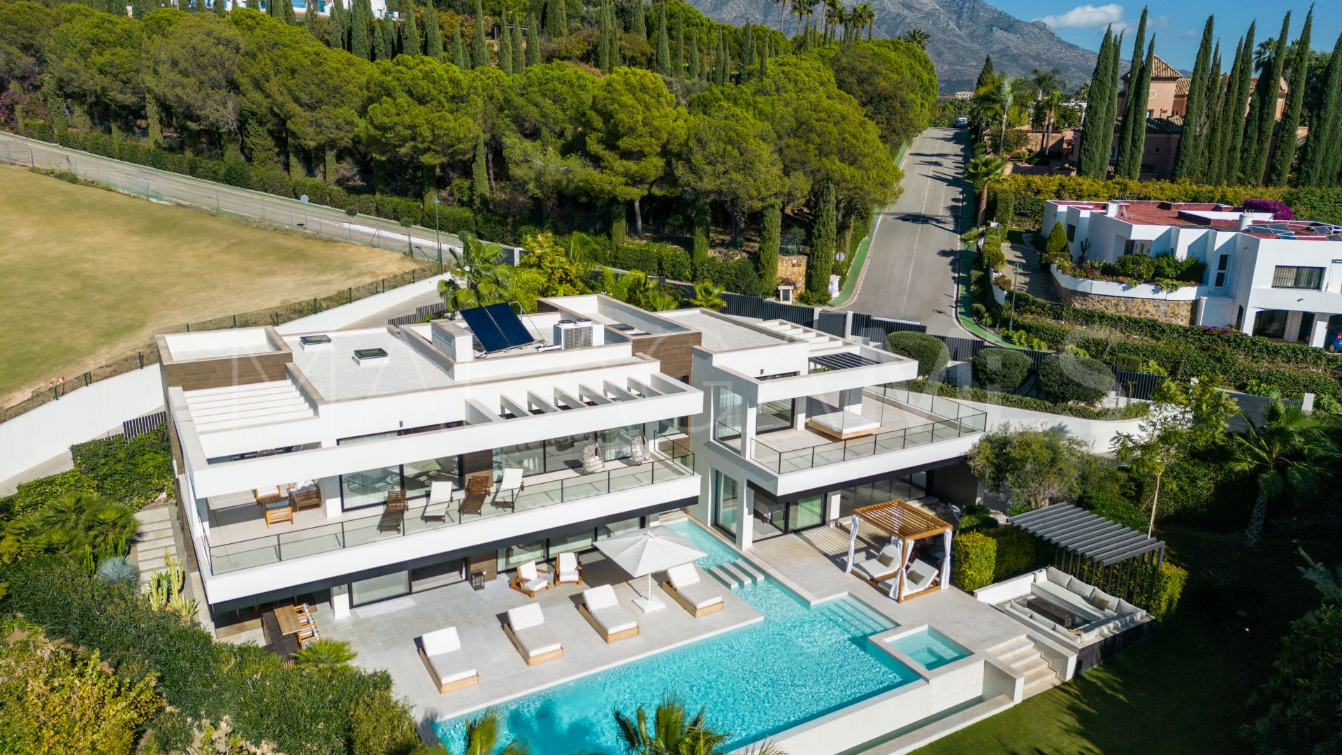 Villa for sale in Nueva Andalucia de 6 bedrooms