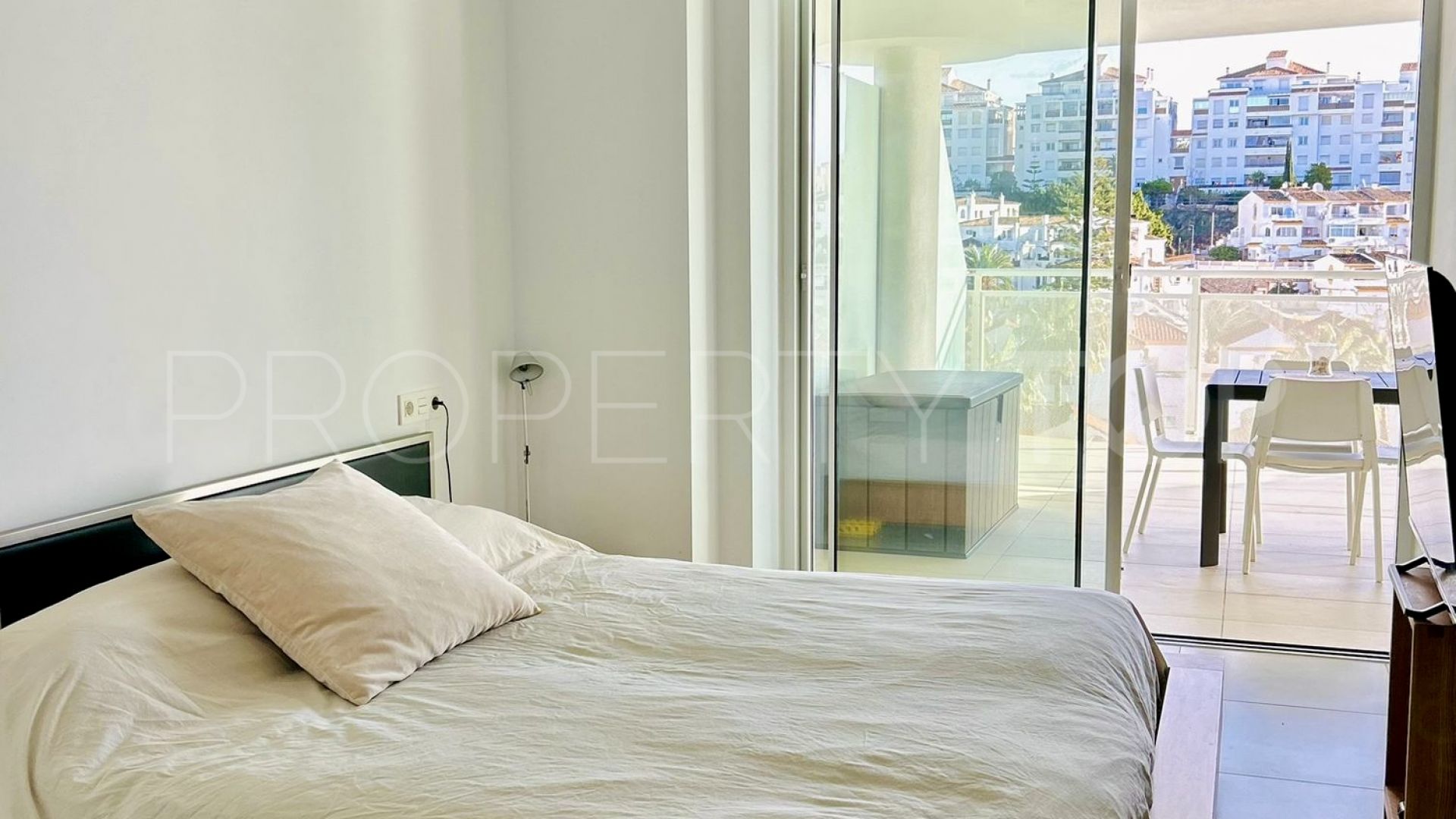 Buy apartment with 2 bedrooms in Benalmadena Costa