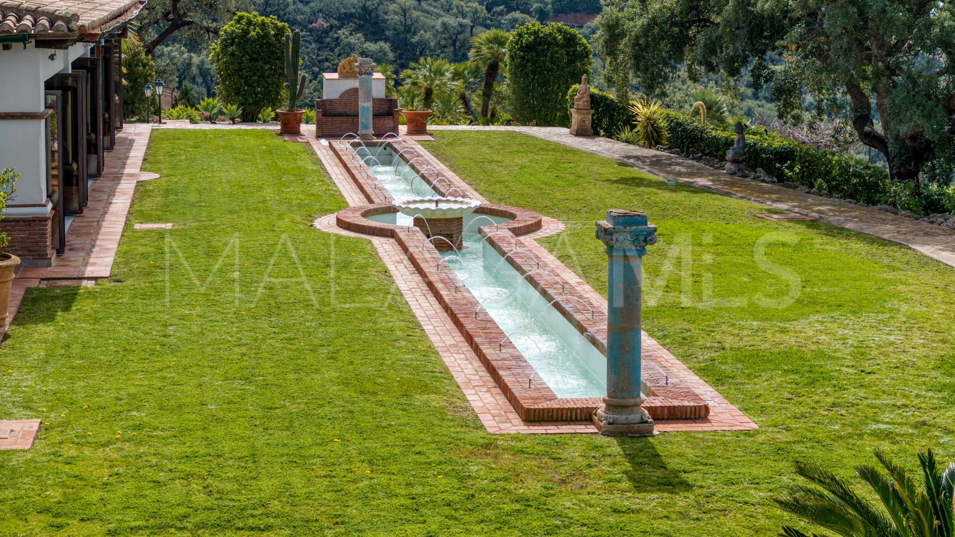 Finca with 7 bedrooms for sale in La Mairena