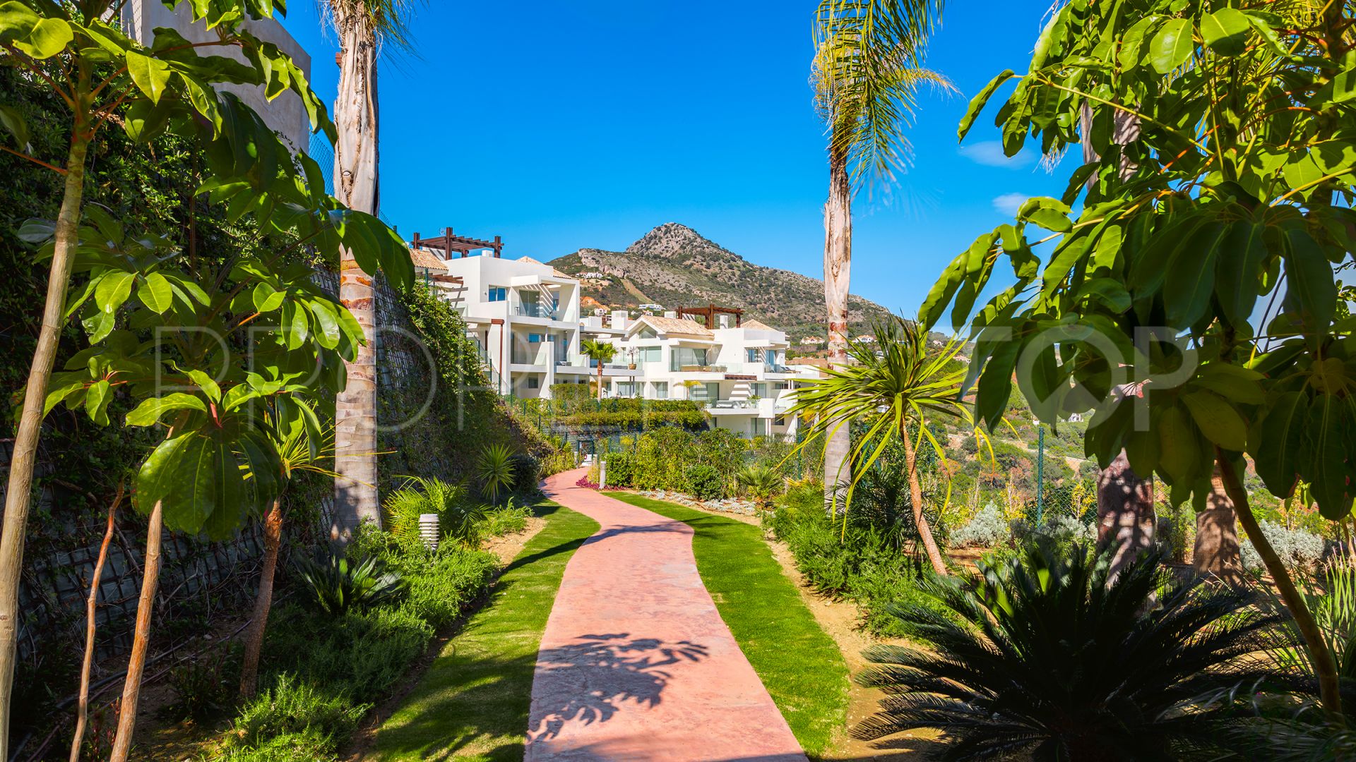 For sale penthouse in Marbella Club Golf Resort with 4 bedrooms