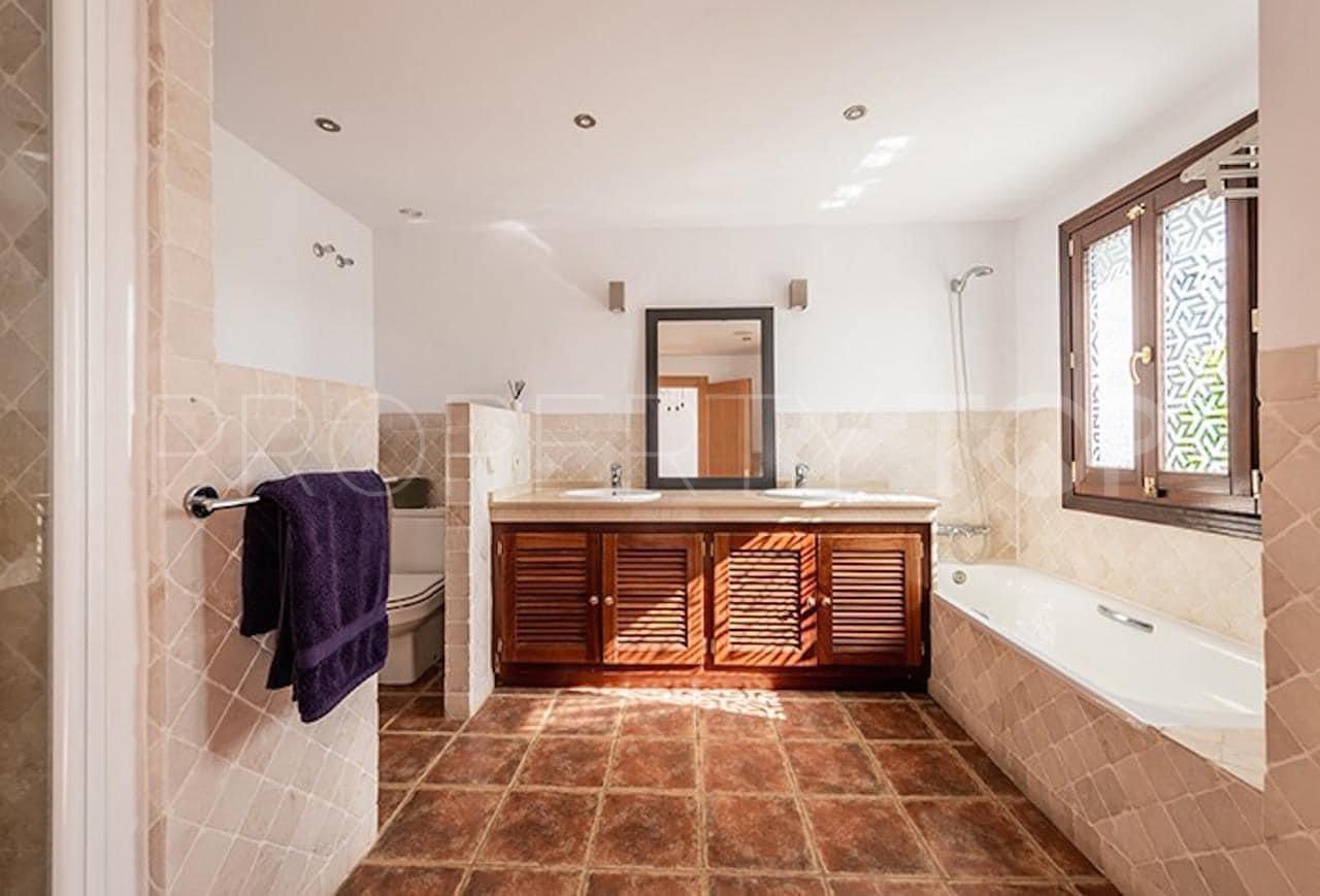 Buy town house in Estepona with 3 bedrooms