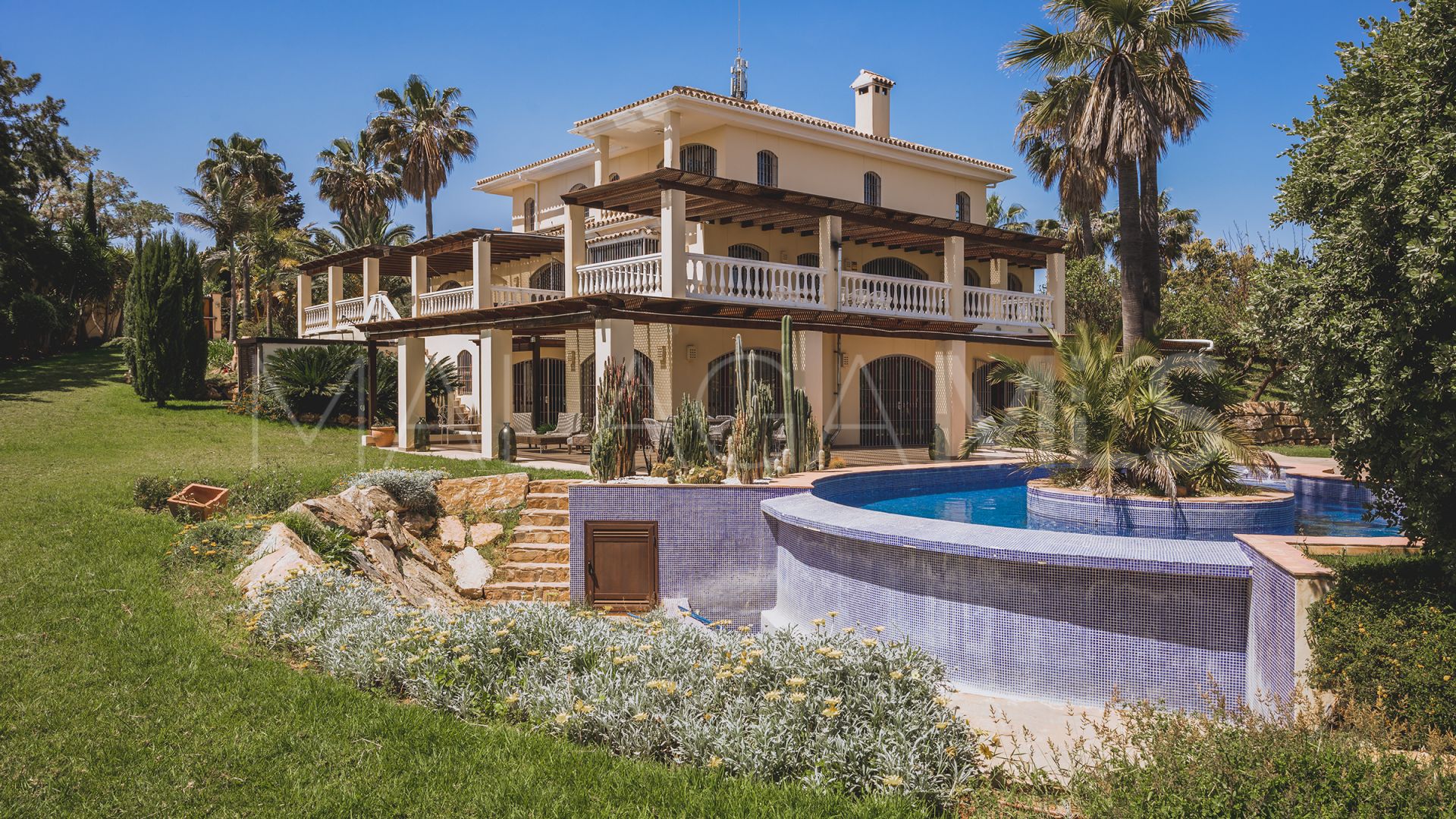 Buy villa with 7 bedrooms in Don Pedro