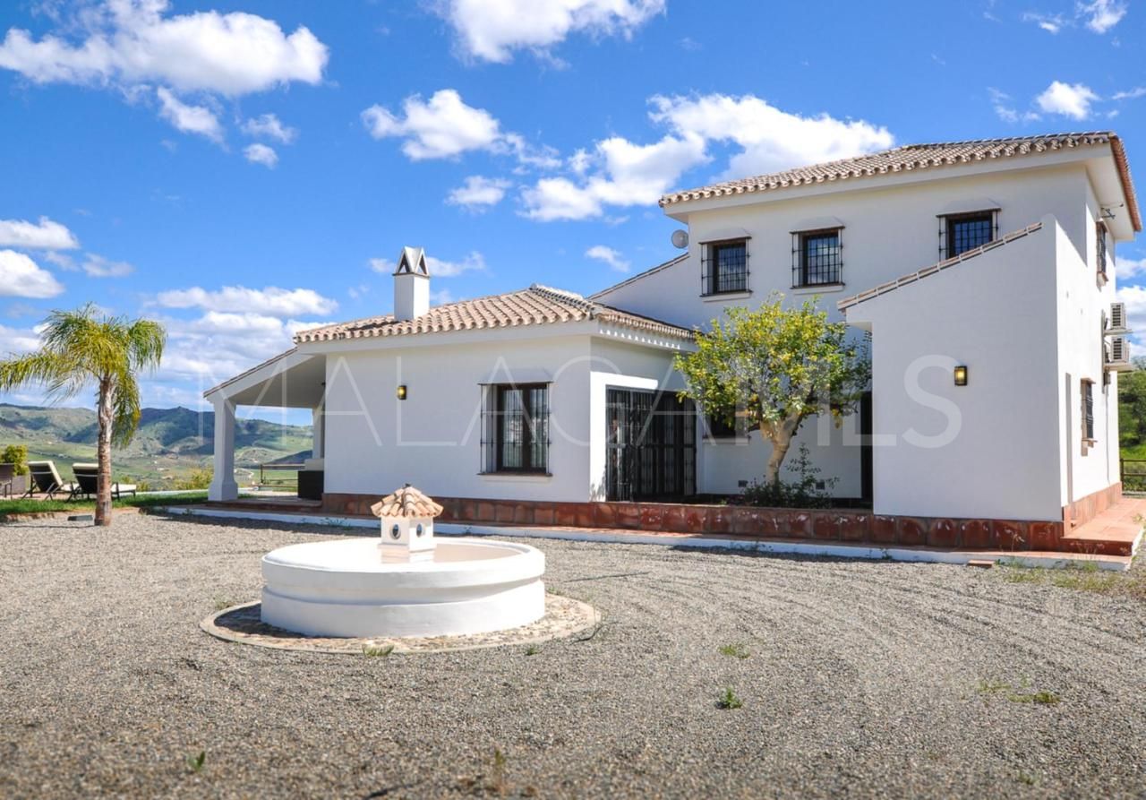 Se vende finca de 4 bedrooms in Alora