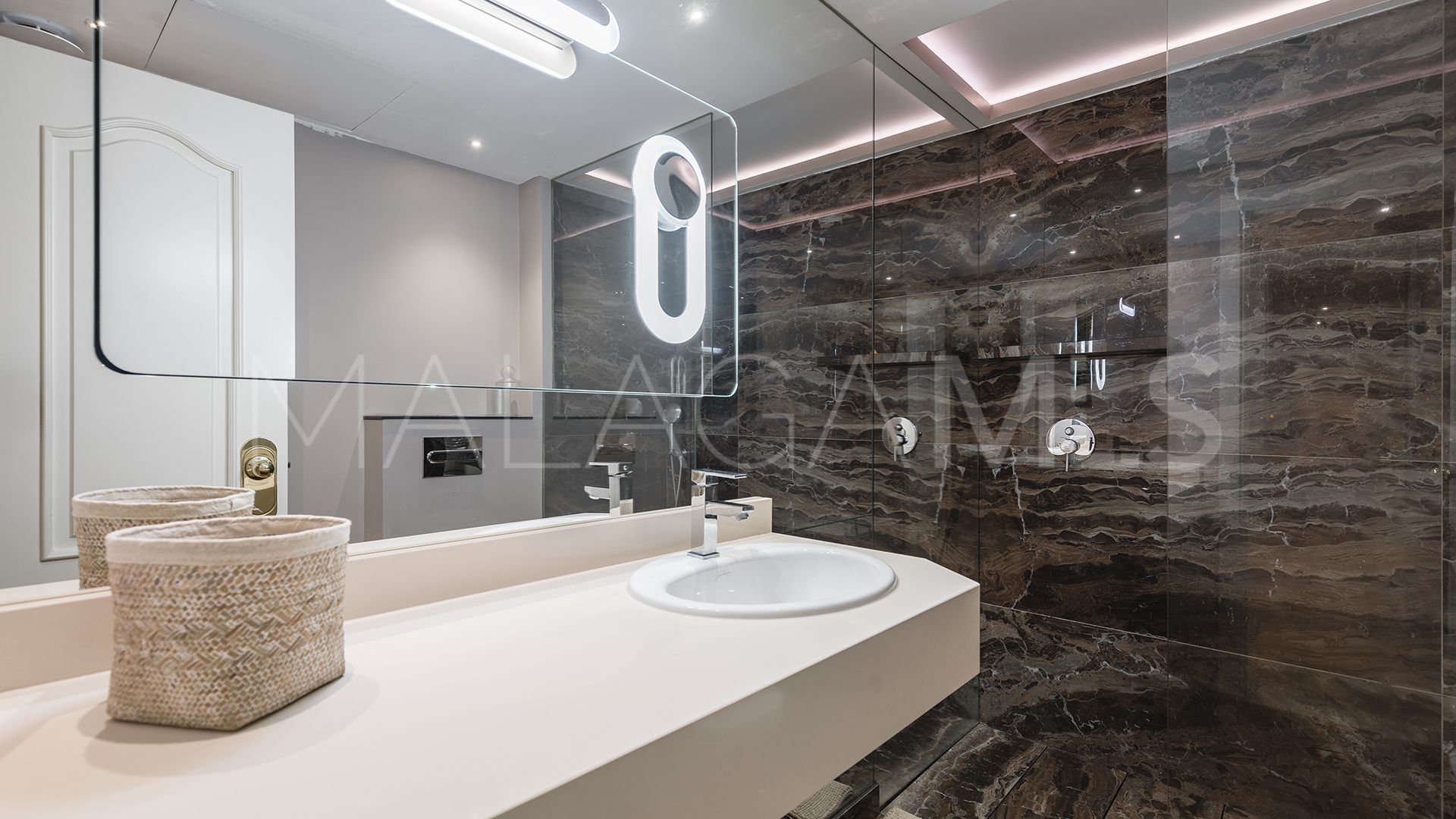 Lägenhet for sale in Las Lomas del Marbella Club