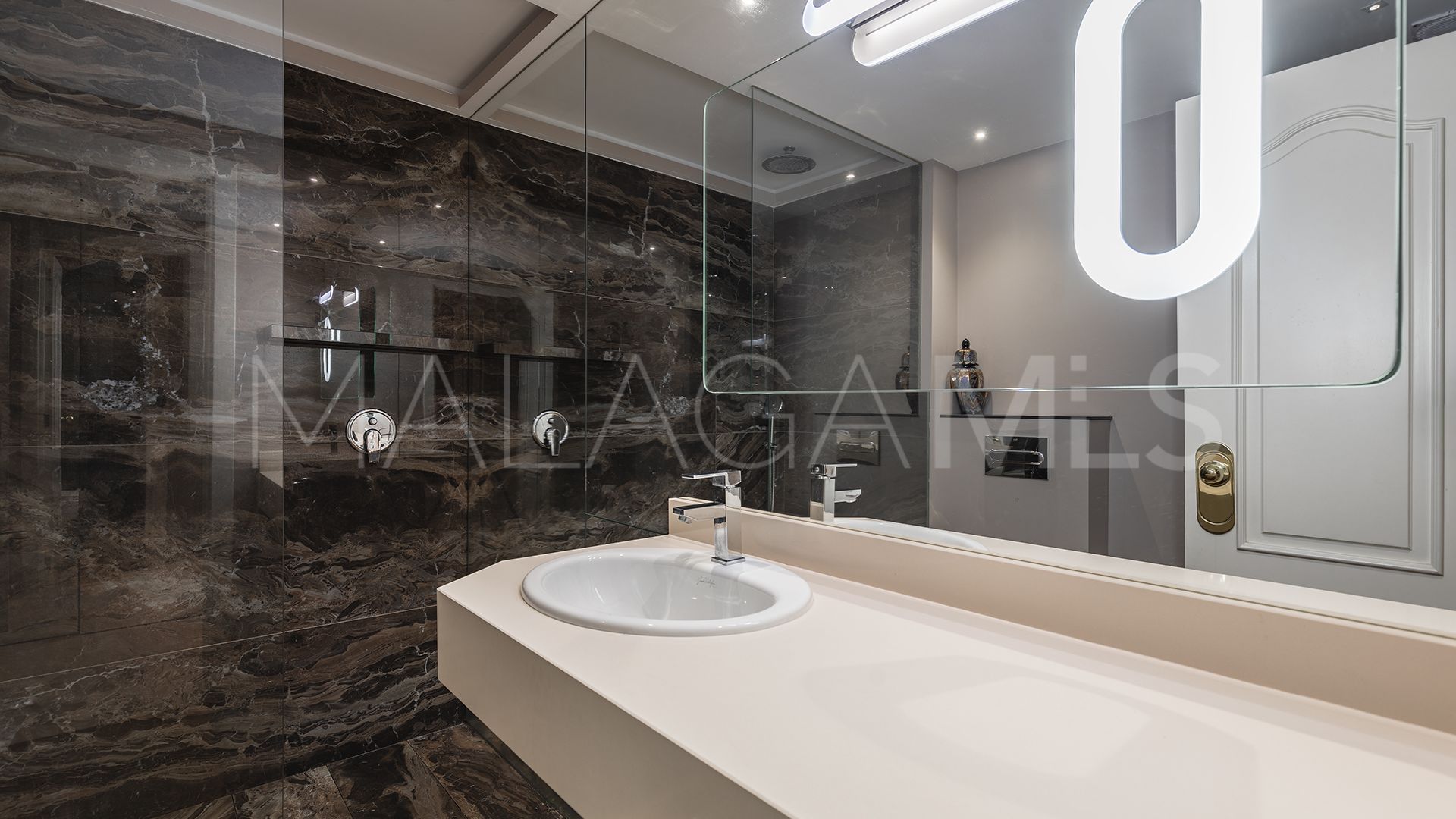 Lägenhet for sale in Las Lomas del Marbella Club