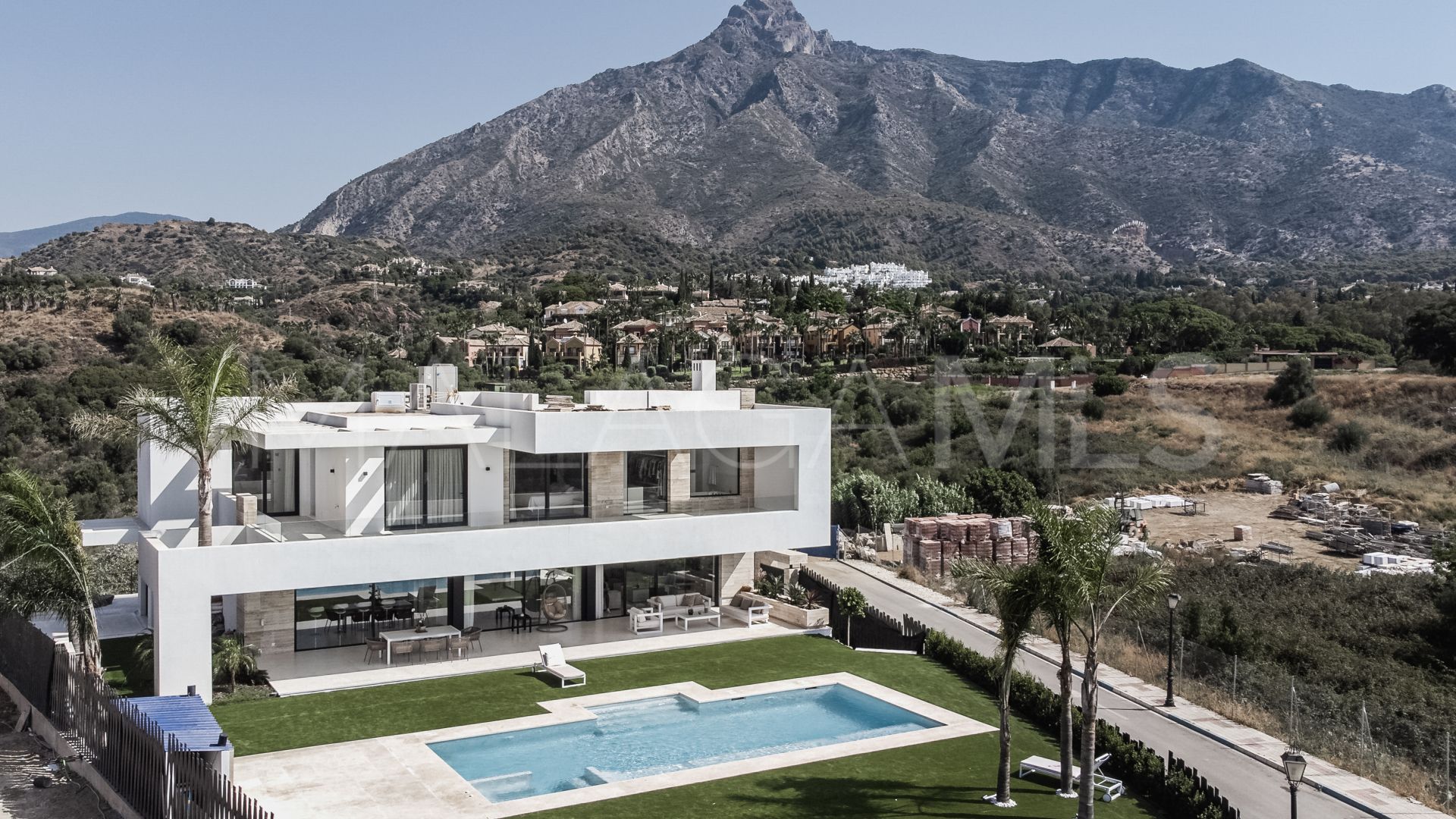 5 bedrooms villa for sale in Golden Mile