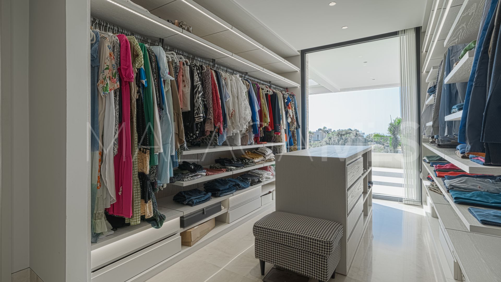 5 bedrooms villa for sale in Golden Mile