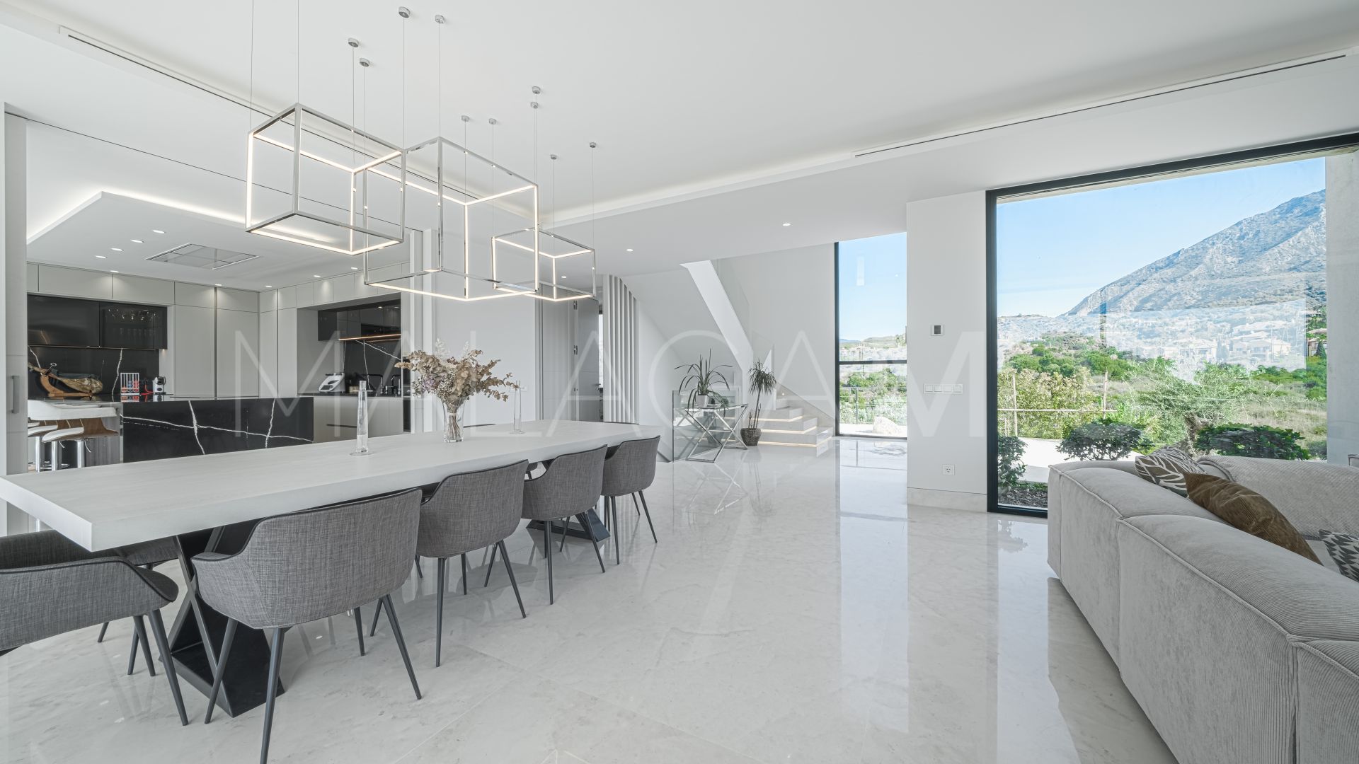 5 bedrooms villa for sale in Golden Mile