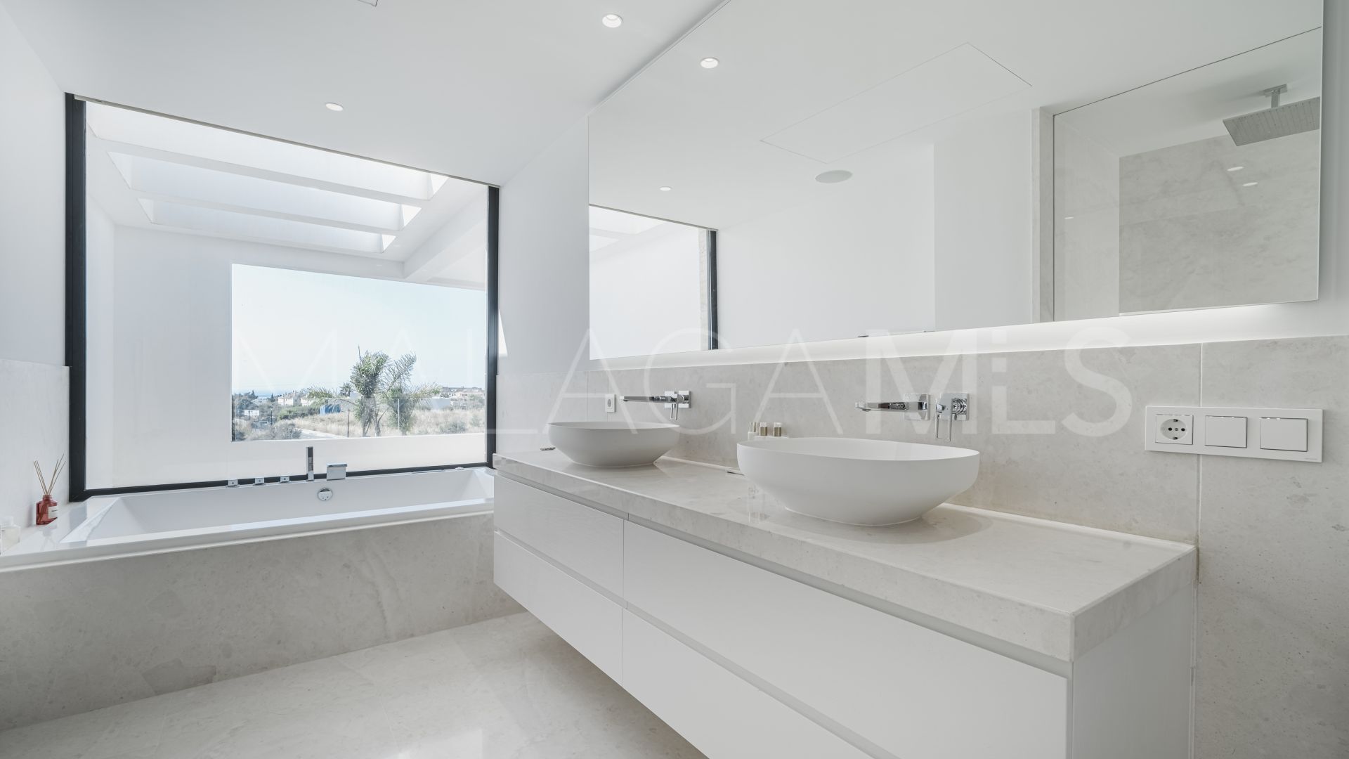 5 bedrooms villa for sale in Golden Mile