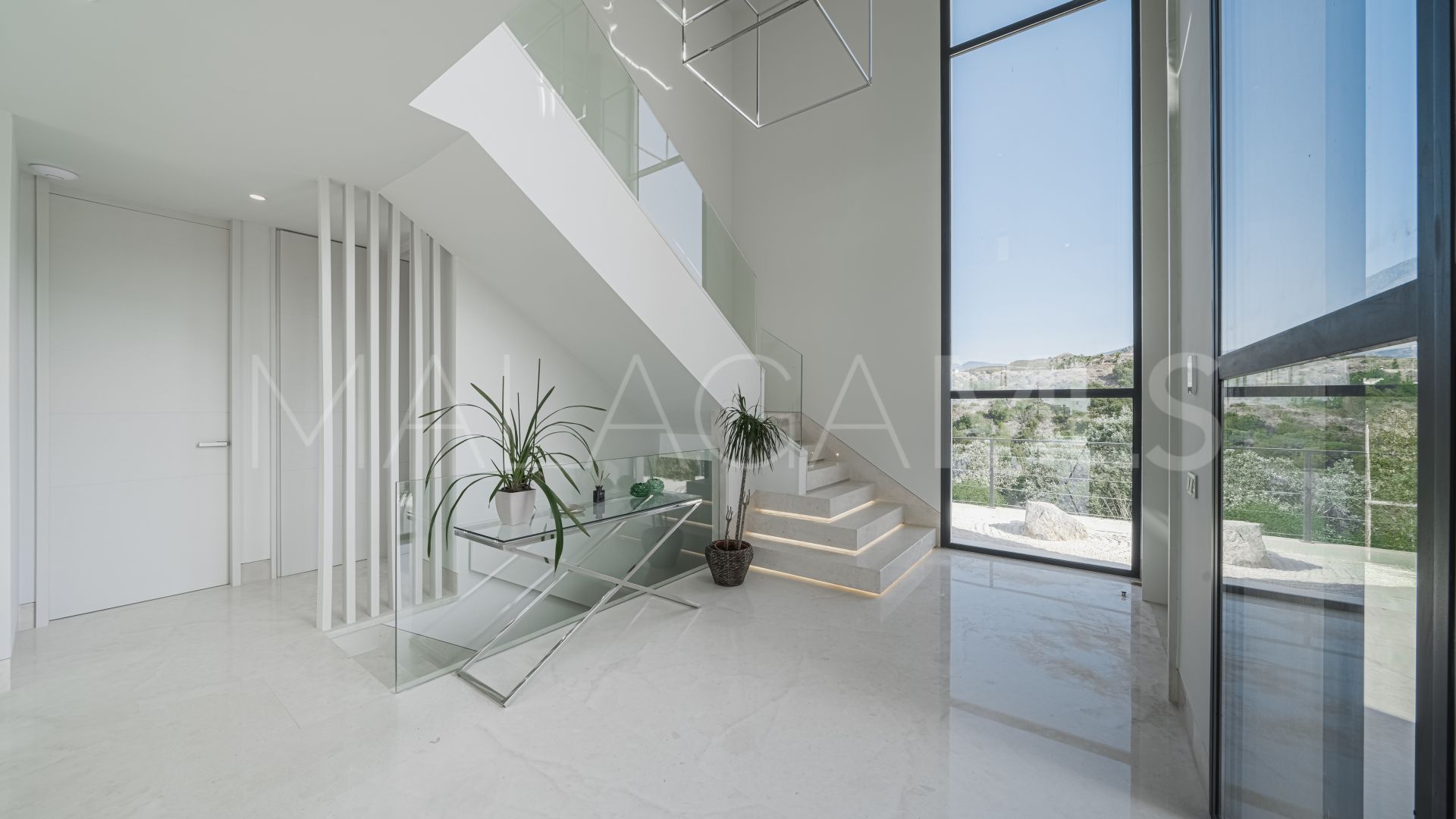 5 bedrooms villa for sale in Golden Mile