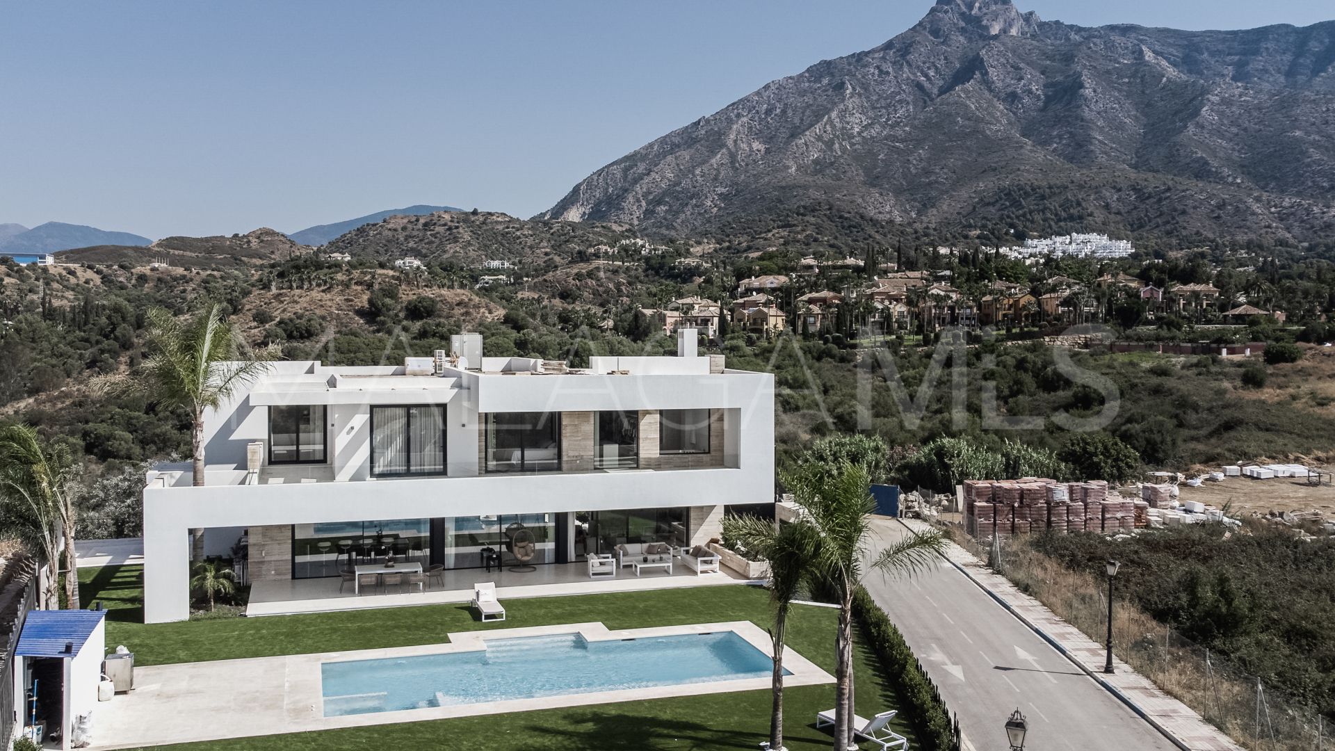 5 bedrooms villa for sale in Golden Mile