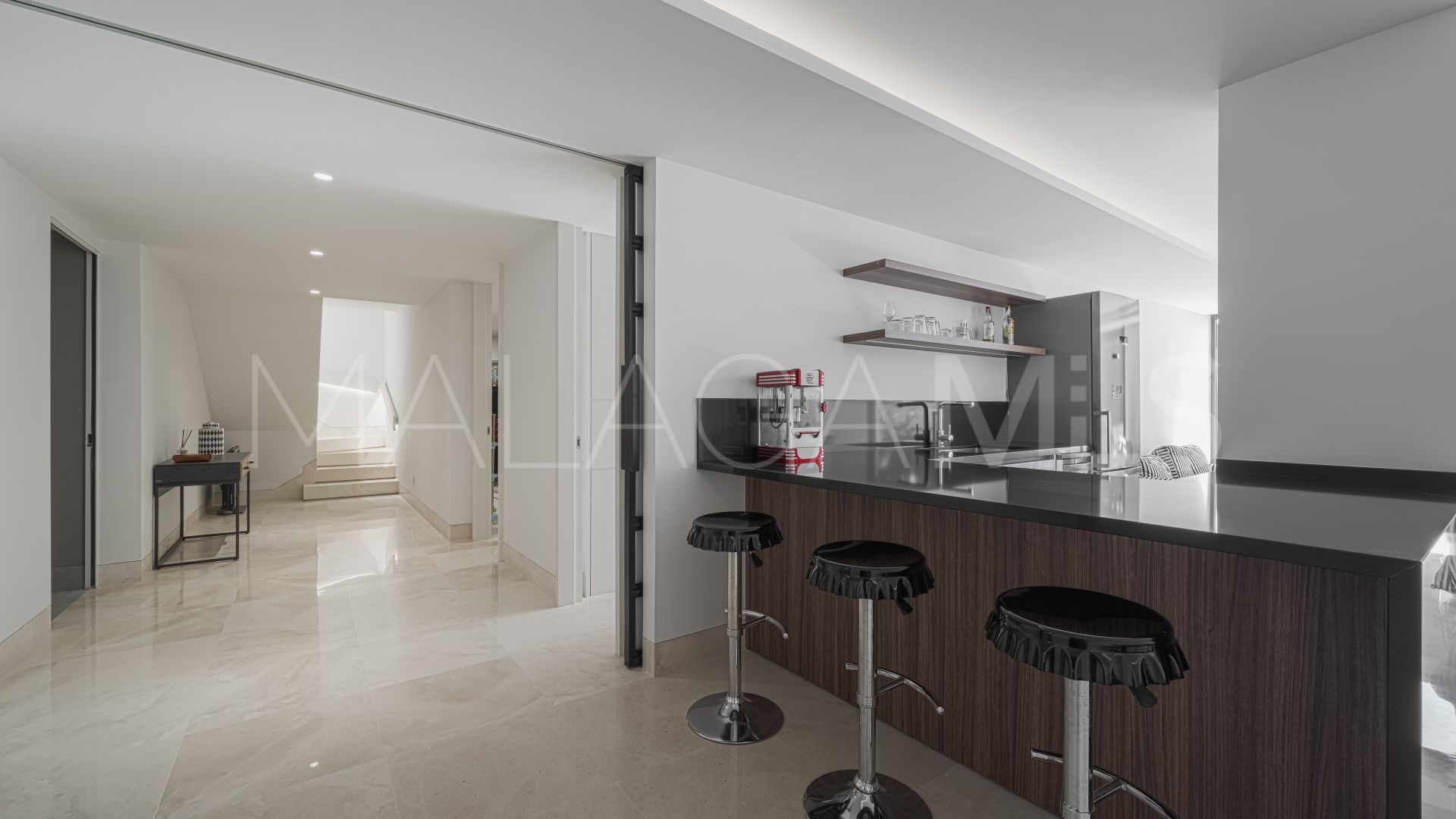 5 bedrooms villa for sale in Golden Mile