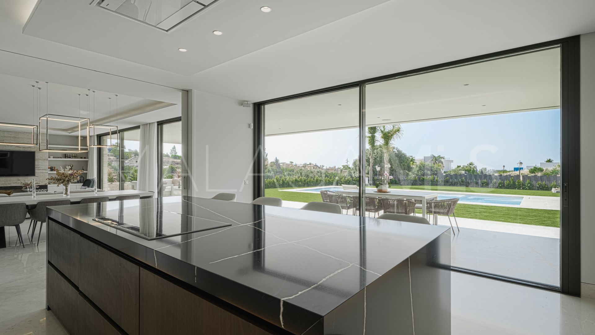 5 bedrooms villa for sale in Golden Mile