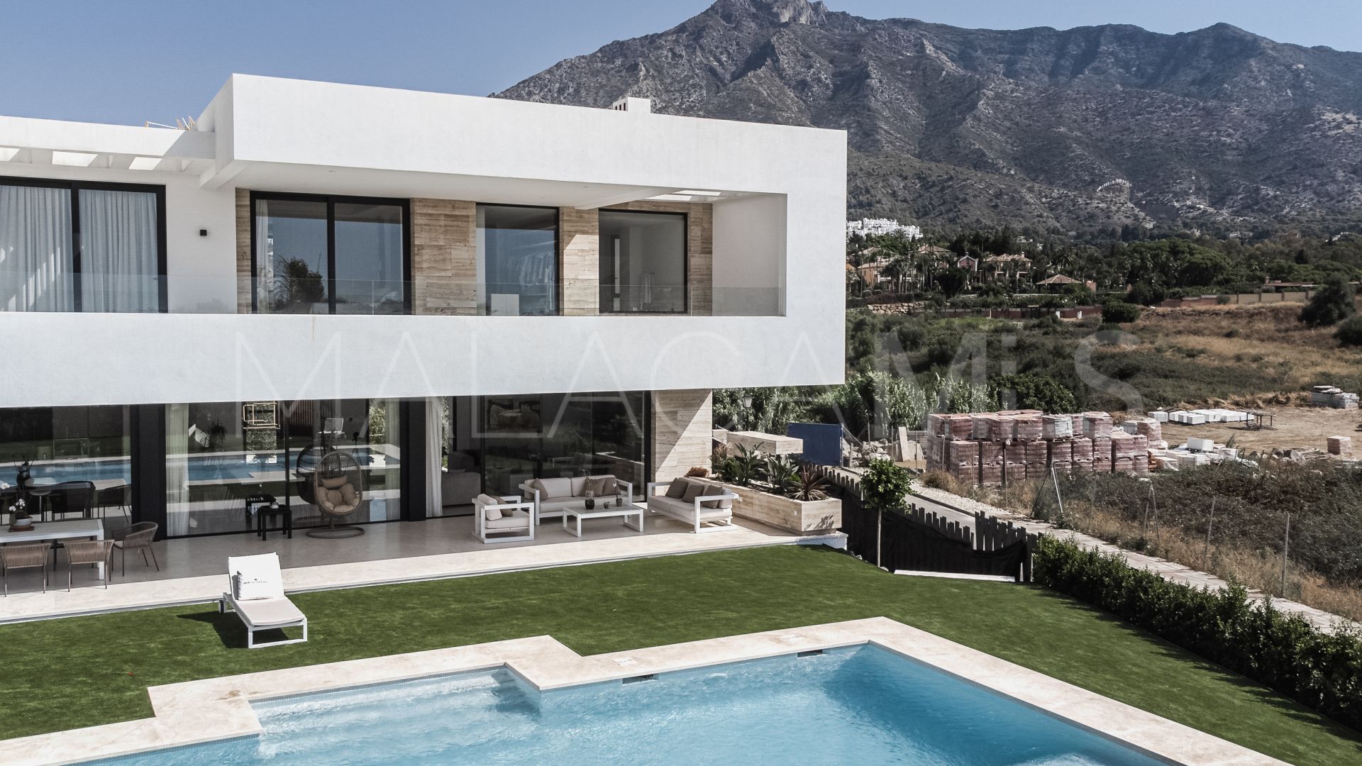 5 bedrooms villa for sale in Golden Mile