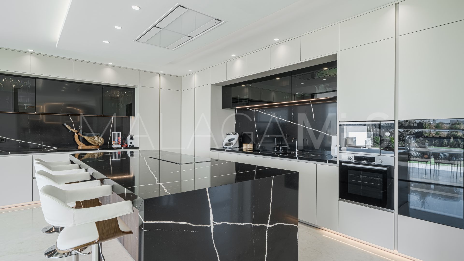 5 bedrooms villa for sale in Golden Mile
