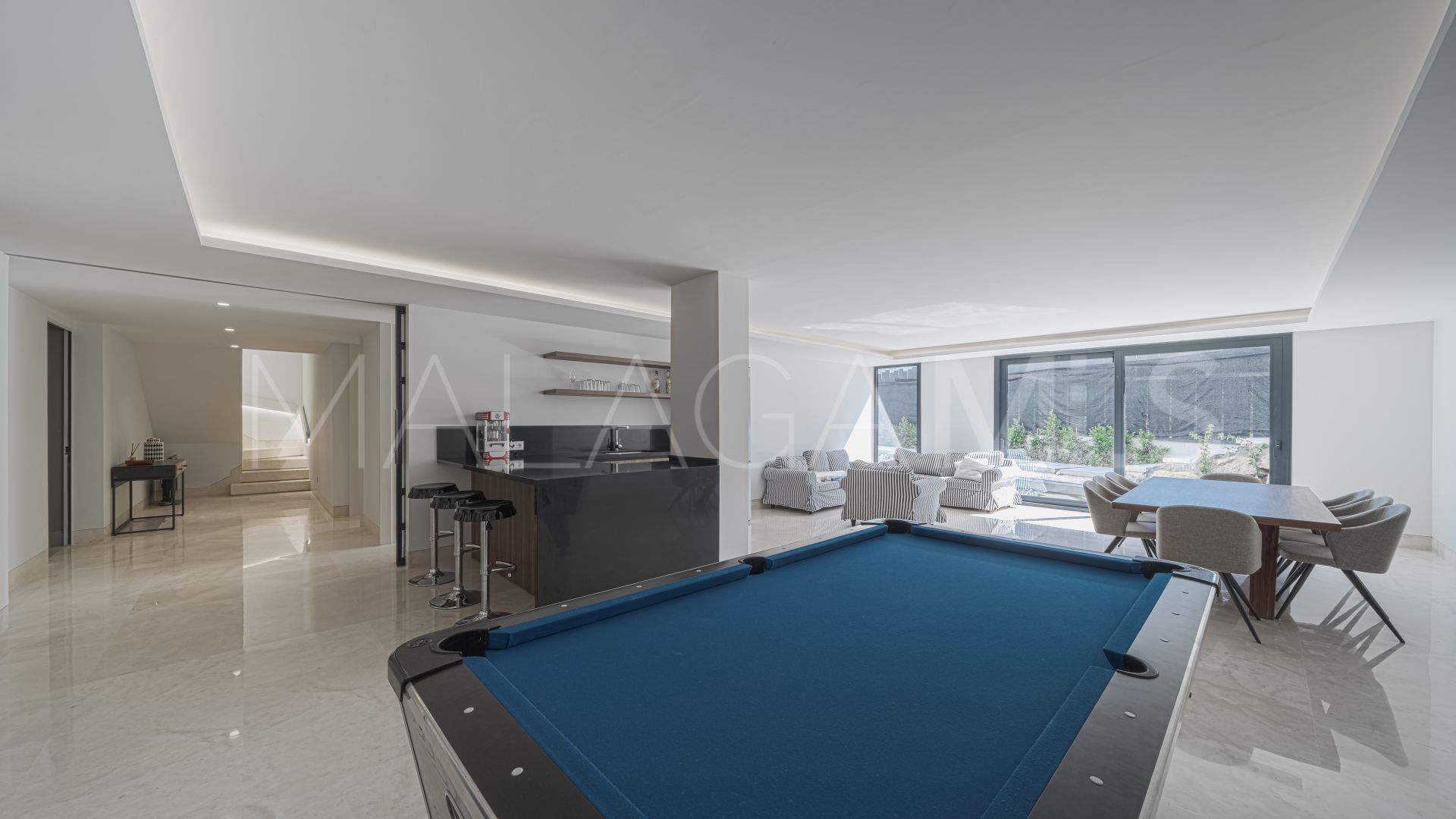 5 bedrooms villa for sale in Golden Mile
