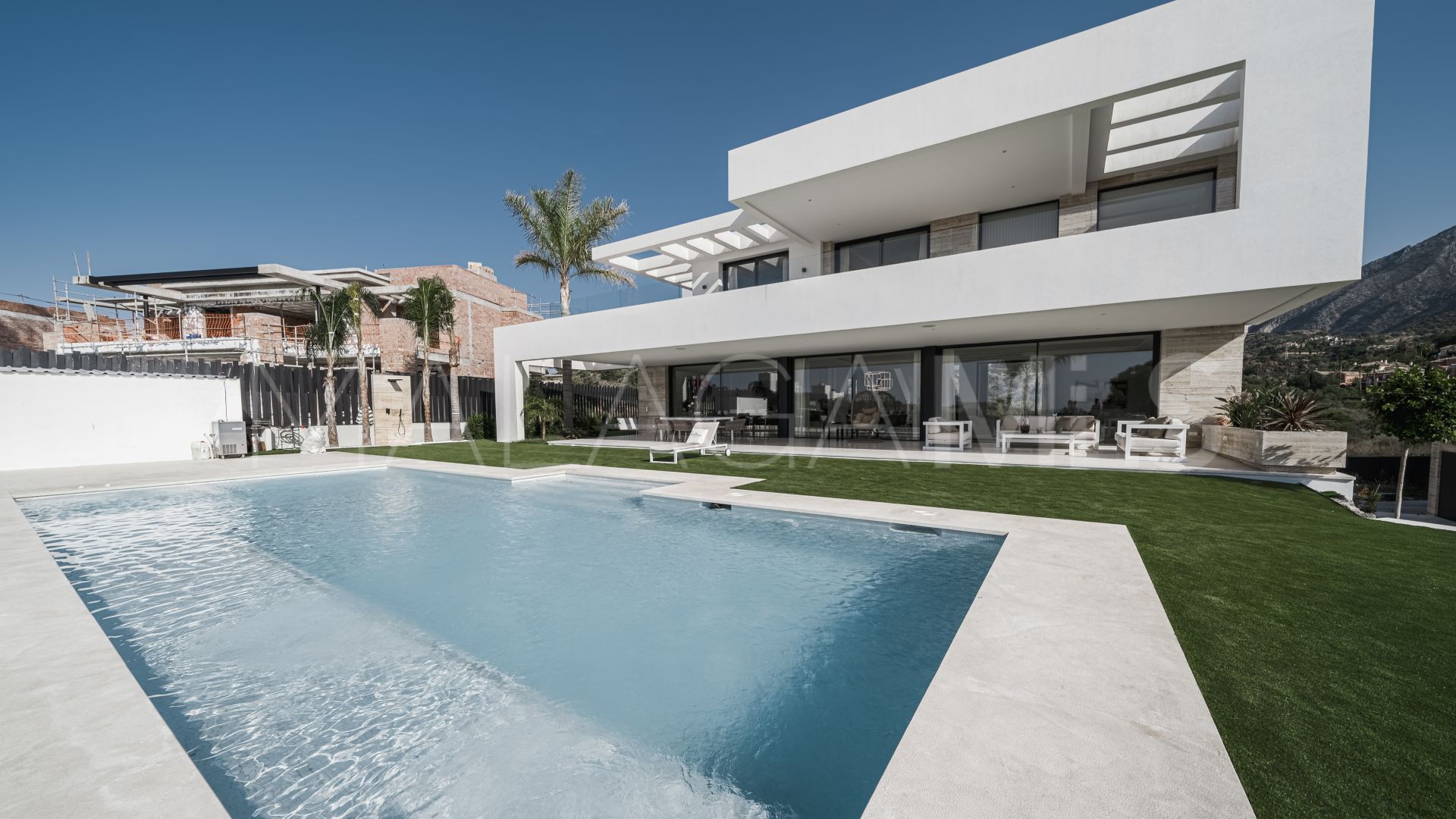 5 bedrooms villa for sale in Golden Mile