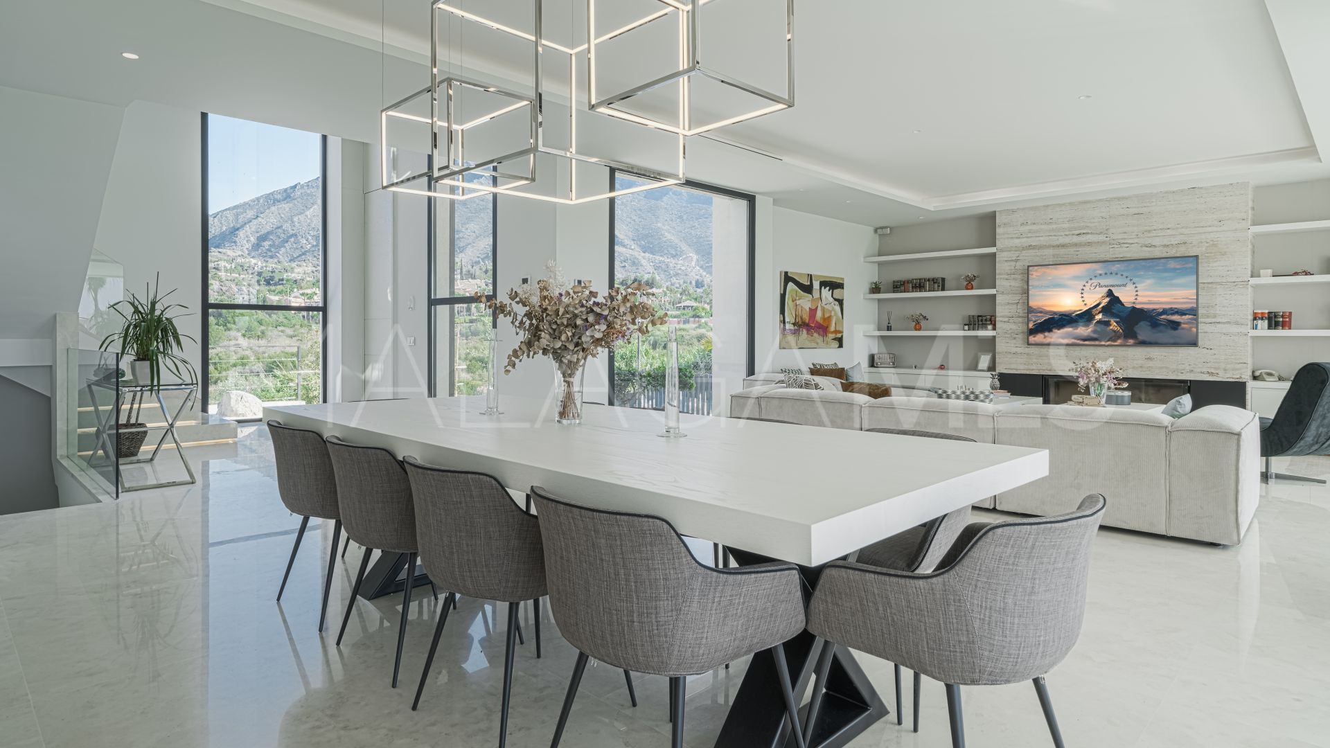 5 bedrooms villa for sale in Golden Mile
