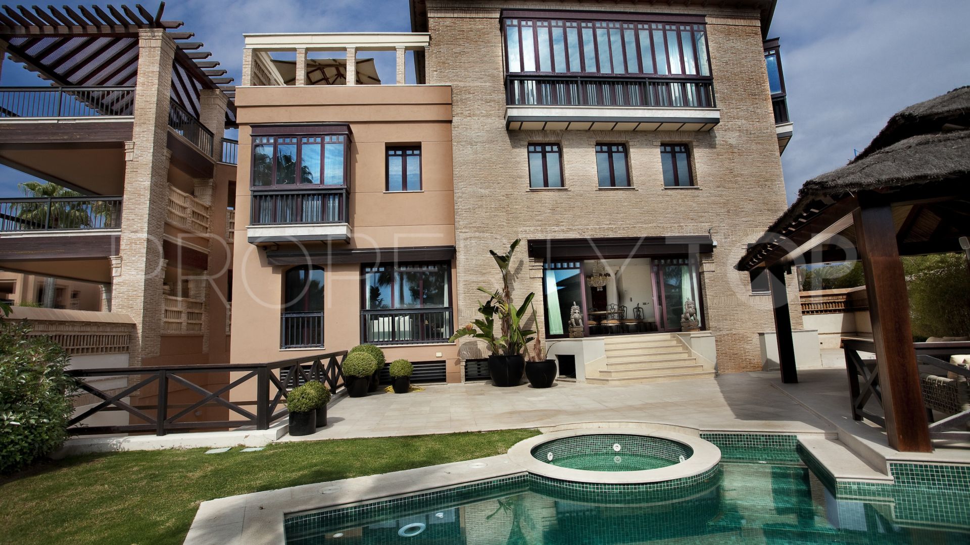 For sale triplex with 7 bedrooms in Casablanca Beach